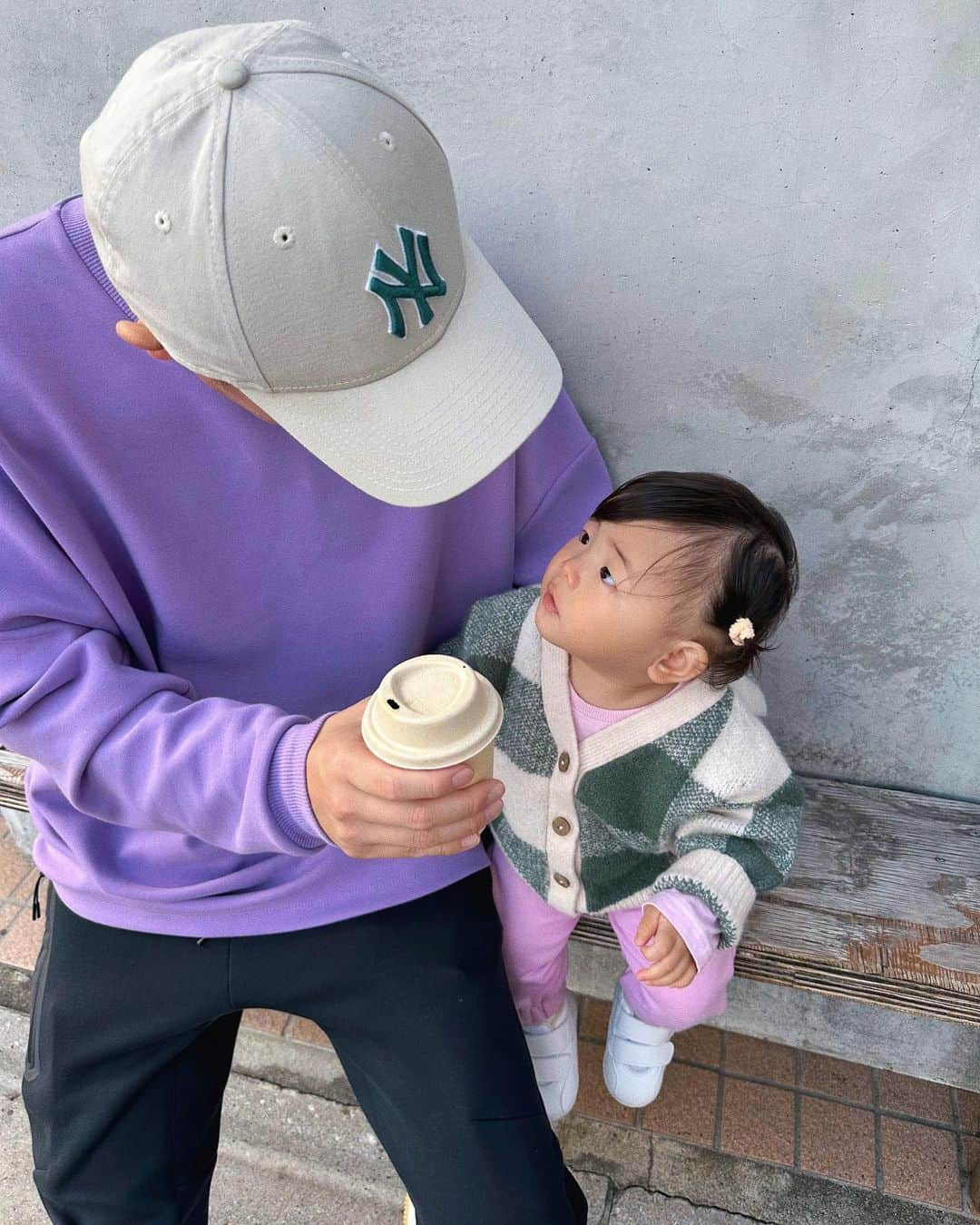 岩渕加恵さんのインスタグラム写真 - (岩渕加恵Instagram)「t o d a y s 🌼 今日は上野動物園デビューしてきたよ〜🐼💞  旦那はん👨🏻‍🦱はずっと翠たんと一緒に動物園に 行きたかったらしく夢が叶ってよかったね🫶🏻笑  分かってるのかは分からないけど、パンダさんも くましゃんもず〜っと見つめてたww😯✨  翠たんはくましゃんラブ🫶🏻だから初めての生くましゃんに どう思ったのか気になるところではある、、🧸  今日の翠たんコーデは全身ピンクにしようかな〜なんて 思ったけど思いとどまったのでタグ付けしておきます👖💞笑  happy holiday🌷💕🌈  #上野動物園 #ファミリーday♡」11月23日 21時52分 - kae0113