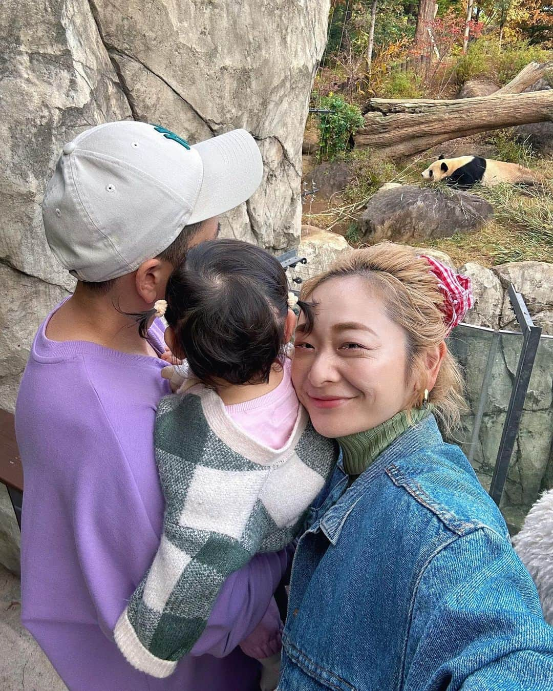 岩渕加恵のインスタグラム：「t o d a y s 🌼 今日は上野動物園デビューしてきたよ〜🐼💞  旦那はん👨🏻‍🦱はずっと翠たんと一緒に動物園に 行きたかったらしく夢が叶ってよかったね🫶🏻笑  分かってるのかは分からないけど、パンダさんも くましゃんもず〜っと見つめてたww😯✨  翠たんはくましゃんラブ🫶🏻だから初めての生くましゃんに どう思ったのか気になるところではある、、🧸  今日の翠たんコーデは全身ピンクにしようかな〜なんて 思ったけど思いとどまったのでタグ付けしておきます👖💞笑  happy holiday🌷💕🌈  #上野動物園 #ファミリーday♡」