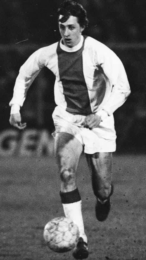 ヨハン・クライフのインスタグラム：「🔙 #TBT to November 22nd, 1964, a young Johan Cruyff vs. PSV in his second game with Ajax, the first at home and with a goal.  #CruyffLegacy」