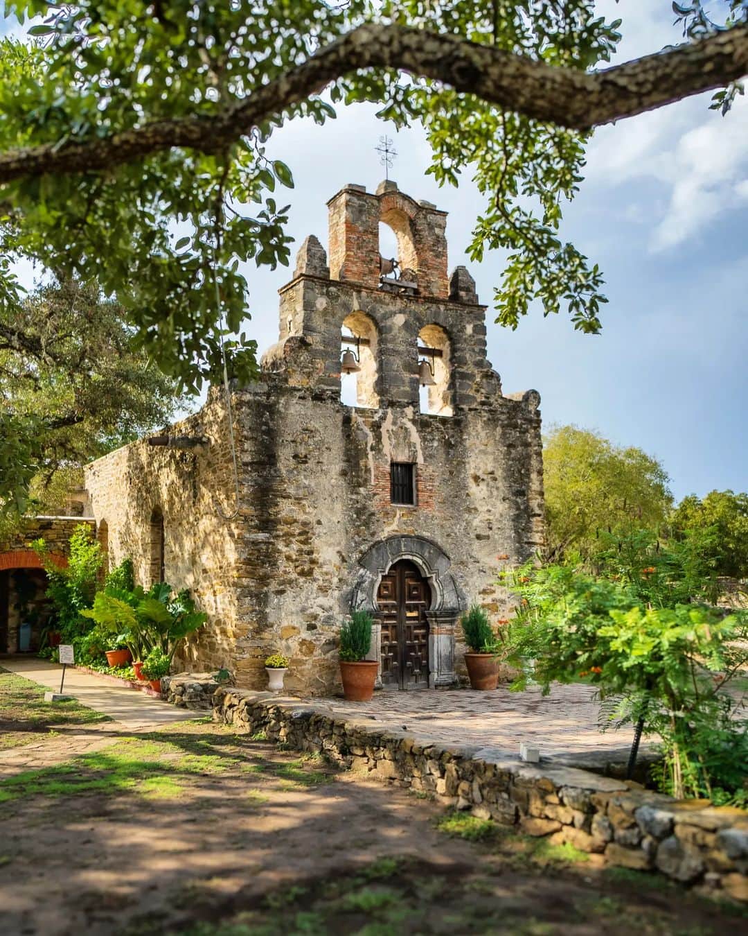 Rich McCorさんのインスタグラム写真 - (Rich McCorInstagram)「Happy Thanksgiving to my American friends here ❤️  Here's a shot from a recent trip to San Antonio of La Antorcha de la Amistad ("The Torch of Friendship") which stands proud in the centre of the City. There's also a snap of the Mermaid in the Botanical Gardens and of Mission Espada just outside the City.  @traveltex #TexasToDo #LetsTexas @visitsanantonio #VisitSanAntonio」11月23日 21時52分 - paperboyo