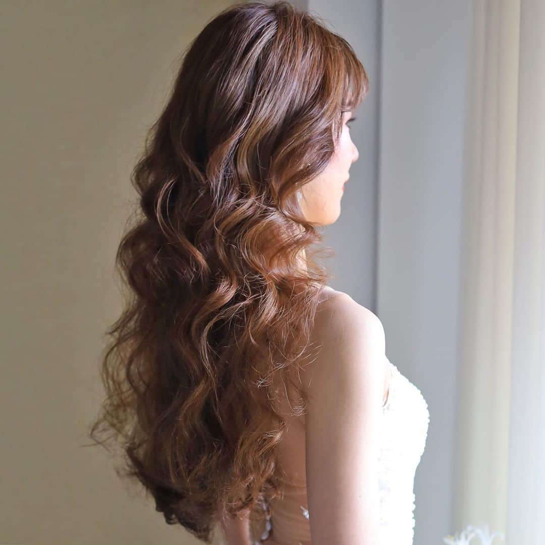 Tomoyo Kitamuraさんのインスタグラム写真 - (Tomoyo KitamuraInstagram)「かおりさんウェディング♡ 披露宴はくしゅふわ大人ダウンスタイル  💒パレスホテル東京  💄 @mmst86   婚礼ヘアメイク全国出張も可能です。 メニュー料金表はホームページにございます。 お気軽にお問い合わせくださいませ♡ ブライダル→ @blanche_bride  サロン→ @blanche_ginza   #結婚式 #2023秋婚  #アンダーズ花嫁 #プレ花嫁 #パレス花嫁 #東京會舘花嫁  #リッツ花嫁 #外注ヘアメイク  #2024春婚  #ヴェラウォン #ハーフアップ #ダウンスタイル  #ヘアメイク #ヘアアレンジ #hairstyle  #hairdo  #エマリーエ #花嫁ヘア  #花嫁美容  #持ち込みヘアメイク  #ハツコエンドウ #ivoryandco  #ティアラ #2024夏婚 #2024春婚」11月23日 21時53分 - tmy_o3.pugmi