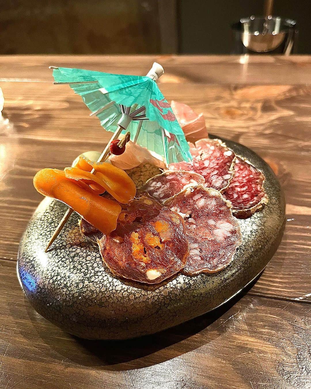加納永美子さんのインスタグラム写真 - (加納永美子Instagram)「＿＿＿＿＿＿＿＿＿＿＿＿＿＿ たまにはオシャレなバーもいいよね！ってことで、香月ちゃんと一緒に福島にあるバーに行ってきました🍸  @bar_red_canyon   1階の隠れ家のような扉を開けると、階段をの登っていくところから天井がドライフラワーいっぱいで、すごく素敵な空間でした💐*·̩͙𓈒𓂂𓏸  私がいただいたのは、「美女と野獣」をイメージしたオリジナルカクテル ・beast and princess ハーブとスパイスを使用したリキュール×クラフトジンでほんのりとした甘みとスパイシーさを楽しめます♡見た目もかわいい👸🌹💛  香月ちゃんが頼んだ ・Red Canyon もダイヤモンドロックが綺麗で私のドリンクと2つ並べるとさらに映えました💓  おつまみのチョコレートとサラミも美味しかったよ😋  2軒目、3軒目どこ行こ〜💭って迷った時はみんなも行ってみてね！ デートで行けたら最高だけど、女の子同士でも入りやすい雰囲気だし、奥には複数名で座れる広いお席もあったよ🙆‍♀️  ◾︎BAR Red Canyon 住所📍大阪市福島区福島8-17-3 2F 営業時間⏰ 17:00~26:00 アクセス👟JR福島駅から徒歩約5分 @bar_red_canyon   #梅田バー #大阪バー #福島バー #隠れ家 #隠れ家バー #大阪デート #梅田デート #深夜営業  #pr」11月23日 21時53分 - emiko_s2