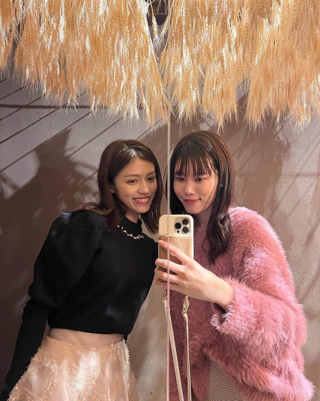 加納永美子さんのインスタグラム写真 - (加納永美子Instagram)「＿＿＿＿＿＿＿＿＿＿＿＿＿＿ たまにはオシャレなバーもいいよね！ってことで、香月ちゃんと一緒に福島にあるバーに行ってきました🍸  @bar_red_canyon   1階の隠れ家のような扉を開けると、階段をの登っていくところから天井がドライフラワーいっぱいで、すごく素敵な空間でした💐*·̩͙𓈒𓂂𓏸  私がいただいたのは、「美女と野獣」をイメージしたオリジナルカクテル ・beast and princess ハーブとスパイスを使用したリキュール×クラフトジンでほんのりとした甘みとスパイシーさを楽しめます♡見た目もかわいい👸🌹💛  香月ちゃんが頼んだ ・Red Canyon もダイヤモンドロックが綺麗で私のドリンクと2つ並べるとさらに映えました💓  おつまみのチョコレートとサラミも美味しかったよ😋  2軒目、3軒目どこ行こ〜💭って迷った時はみんなも行ってみてね！ デートで行けたら最高だけど、女の子同士でも入りやすい雰囲気だし、奥には複数名で座れる広いお席もあったよ🙆‍♀️  ◾︎BAR Red Canyon 住所📍大阪市福島区福島8-17-3 2F 営業時間⏰ 17:00~26:00 アクセス👟JR福島駅から徒歩約5分 @bar_red_canyon   #梅田バー #大阪バー #福島バー #隠れ家 #隠れ家バー #大阪デート #梅田デート #深夜営業  #pr」11月23日 21時53分 - emiko_s2