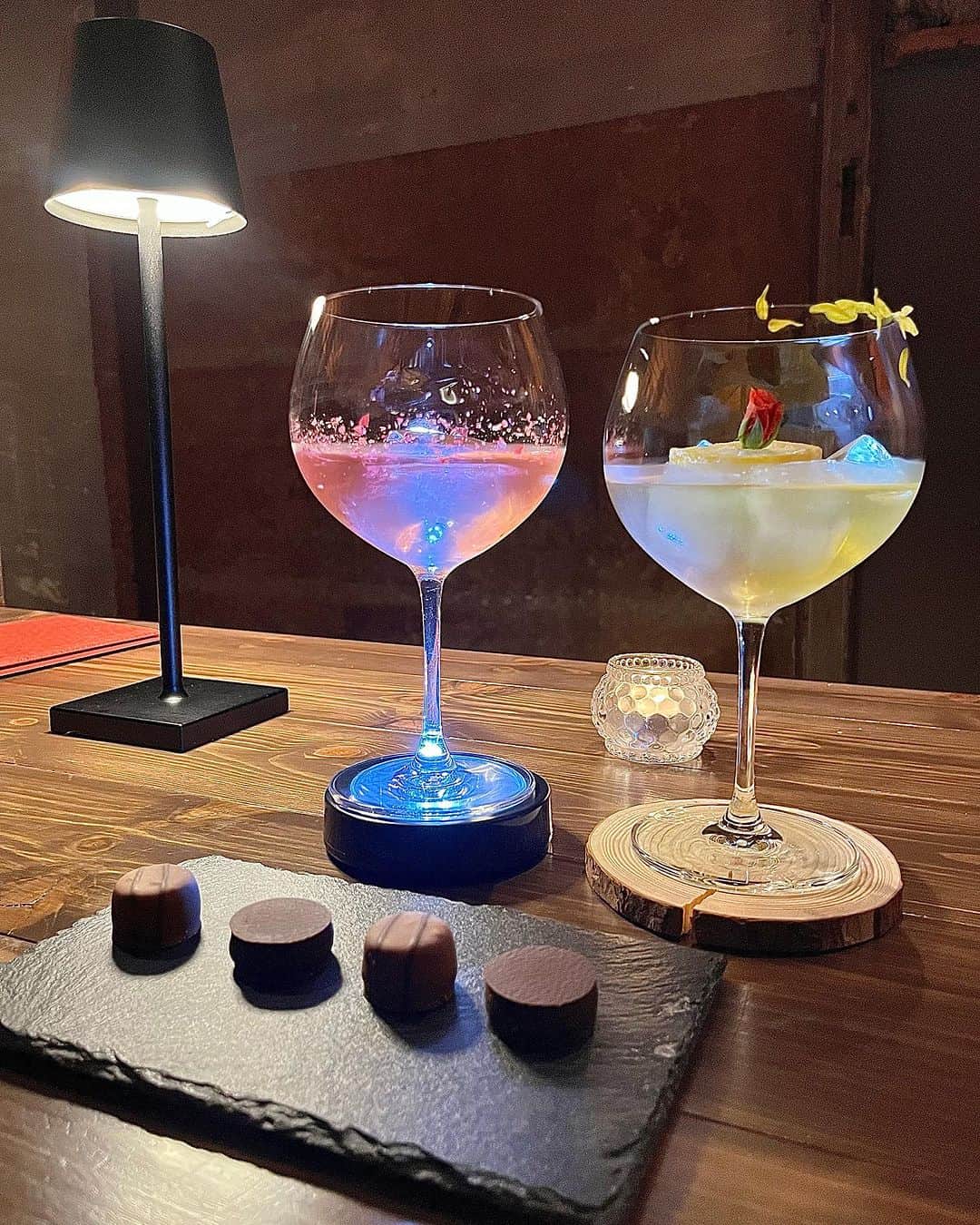 加納永美子さんのインスタグラム写真 - (加納永美子Instagram)「＿＿＿＿＿＿＿＿＿＿＿＿＿＿ たまにはオシャレなバーもいいよね！ってことで、香月ちゃんと一緒に福島にあるバーに行ってきました🍸  @bar_red_canyon   1階の隠れ家のような扉を開けると、階段をの登っていくところから天井がドライフラワーいっぱいで、すごく素敵な空間でした💐*·̩͙𓈒𓂂𓏸  私がいただいたのは、「美女と野獣」をイメージしたオリジナルカクテル ・beast and princess ハーブとスパイスを使用したリキュール×クラフトジンでほんのりとした甘みとスパイシーさを楽しめます♡見た目もかわいい👸🌹💛  香月ちゃんが頼んだ ・Red Canyon もダイヤモンドロックが綺麗で私のドリンクと2つ並べるとさらに映えました💓  おつまみのチョコレートとサラミも美味しかったよ😋  2軒目、3軒目どこ行こ〜💭って迷った時はみんなも行ってみてね！ デートで行けたら最高だけど、女の子同士でも入りやすい雰囲気だし、奥には複数名で座れる広いお席もあったよ🙆‍♀️  ◾︎BAR Red Canyon 住所📍大阪市福島区福島8-17-3 2F 営業時間⏰ 17:00~26:00 アクセス👟JR福島駅から徒歩約5分 @bar_red_canyon   #梅田バー #大阪バー #福島バー #隠れ家 #隠れ家バー #大阪デート #梅田デート #深夜営業  #pr」11月23日 21時53分 - emiko_s2