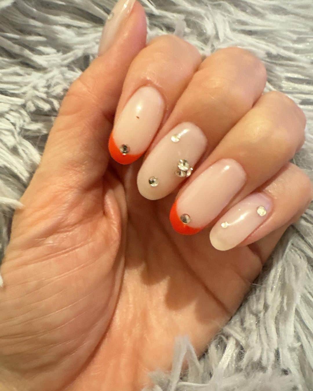 岩瀬玲のインスタグラム：「ネイルチェンジ💅  シンプルな感じに ほんとは濃い色にしようと思ったけど これにしました  クリスマス🎄っぽい感じで🥰 サブは興味なさそう😂  #冬ネイル #ネイルデザイン  #クリスマスネイル」