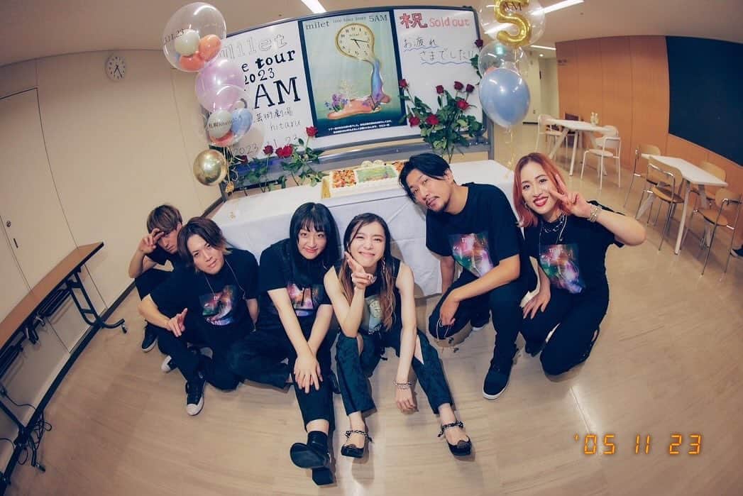 miletさんのインスタグラム写真 - (miletInstagram)「北海道にて #milet_5AM TOUR🪩完走 夢のような最高のファイナルでした。 北海道、突き抜けてた！  全国のみんなの声や顔はずっと私の中で輝くよ。たくさんの愛をありがとう。あなたとここにいる、それが私にとっての夜明けだよ。曖昧なままでも大丈夫。  次は3月のアリーナ公演 GREEN LIGHTSで会おう🐅 #milet  Photo by @sotarogoto」11月23日 21時46分 - milet_music