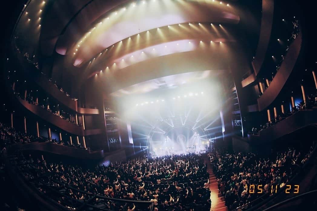 miletさんのインスタグラム写真 - (miletInstagram)「北海道にて #milet_5AM TOUR🪩完走 夢のような最高のファイナルでした。 北海道、突き抜けてた！  全国のみんなの声や顔はずっと私の中で輝くよ。たくさんの愛をありがとう。あなたとここにいる、それが私にとっての夜明けだよ。曖昧なままでも大丈夫。  次は3月のアリーナ公演 GREEN LIGHTSで会おう🐅 #milet  Photo by @sotarogoto」11月23日 21時46分 - milet_music