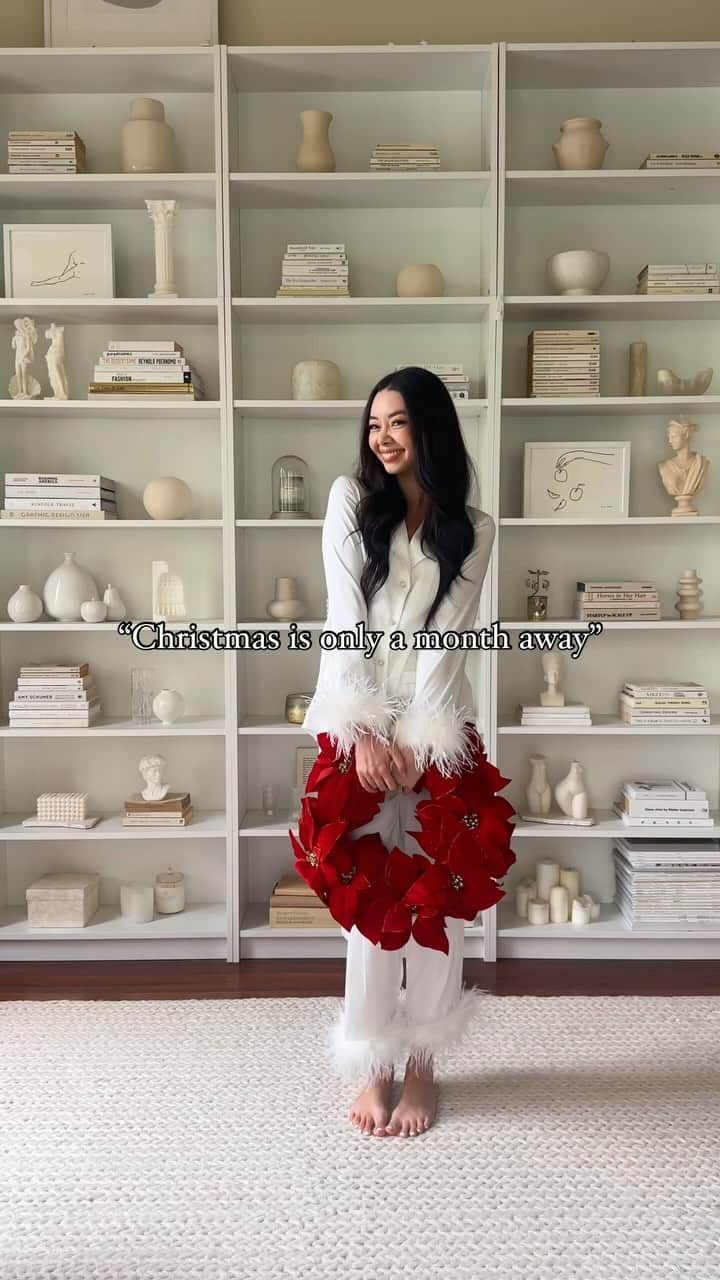タラ・ミルクティーのインスタグラム：「T-minus 32 days 🤶🏻 What do we think of this year’s holiday shelves? Can’t wait to show you the tree! 🎄」