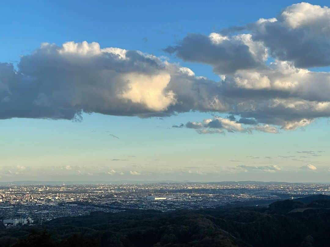 田中珠里のインスタグラム：「ラフすぎる格好で高尾山登りに行きました。 まだ緑多めでしたがめっちゃ綺麗でした🧒🏻 次はちゃんとした山ガールでいきます。」