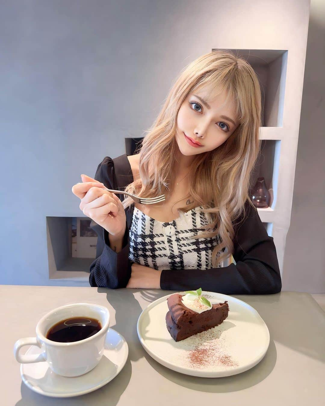 さとのんのインスタグラム：「. 無機質なカフェみーっけ☕️ ブラックコーヒーと甘い組み合わせ 最高だよね☺️💓‪  建設会社が作ったカフェだから 内装デザインのセンス抜群👏  テーブルにコンセントもあったから 作業にも良さそう🎶  ワンピース▸▸▸ @graxia_official   ━━━━━━━━━━━━━━━  TOOL CAFE ❨ @_toolcafe ❩  📍愛知県名古屋市千種区仲田2-2-6 メゾン仲田2 1F  営業時間 10:00〜17:00(L.O.16:30) 定休日:土曜日/日曜日  ━━━━━━━━━━━━━━━  #graxia  #graxia_official  #グラシア  #153cmコーデ  #低身長コーデ  #無機質カフェ  #千種カフェ  #今池カフェ」