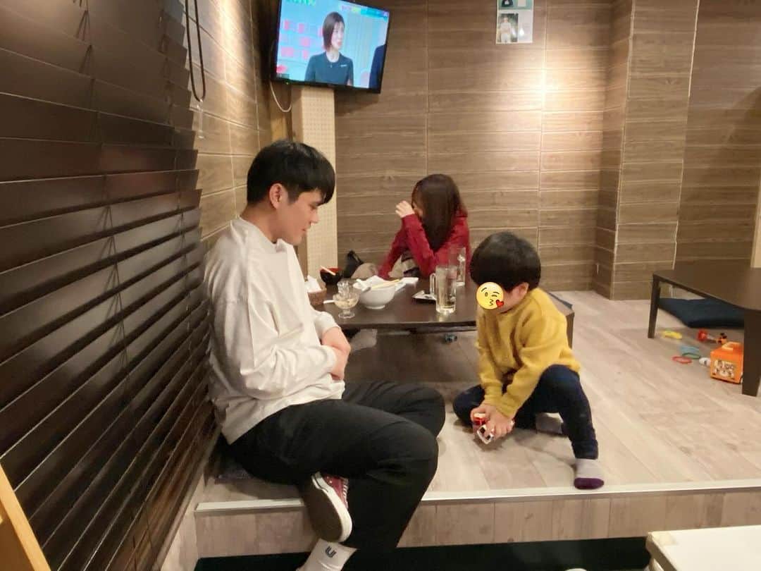 琴菜さんのインスタグラム写真 - (琴菜Instagram)「今日のランチは、私の家族がお店に集まったよ😙♡ 父が父自身の幼少期の話をたくさんしてくれた。 でも普段自分の幼少期の話なんてしない父がこの日初めて自分から深く真剣に話してくれたから、なんか、別の意味で怖くなった😢お父さんまだまだ長生きしてね😣  帰りは富岡八幡宮で酉の市をやってたから息子と二人で見てきた☺️  神社で手をあわせた時に息子が放ったセリフ。 「神様、いつもお化けをやっつけてくれてありがとう」  願い事ではなく感謝を述べたよ。大正解！  #酉の市　#富岡八幡宮 #門仲　#門前仲町　#爬竜船　#ハーリー　#平良家集合　#我が家もクリスマスツリー出したよ #クリスマスツリー　#飾り付け」11月23日 21時50分 - dj_singer_kotona