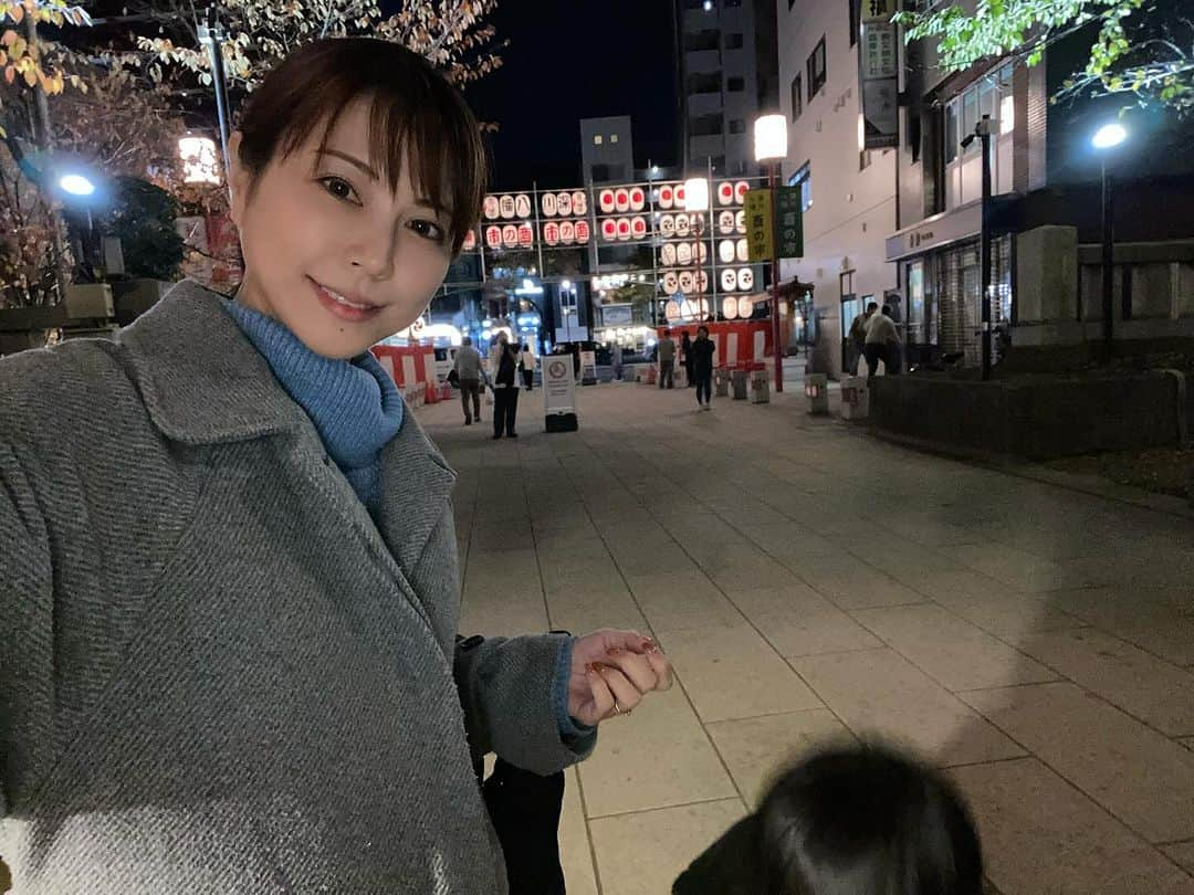 琴菜のインスタグラム：「今日のランチは、私の家族がお店に集まったよ😙♡ 父が父自身の幼少期の話をたくさんしてくれた。 でも普段自分の幼少期の話なんてしない父がこの日初めて自分から深く真剣に話してくれたから、なんか、別の意味で怖くなった😢お父さんまだまだ長生きしてね😣  帰りは富岡八幡宮で酉の市をやってたから息子と二人で見てきた☺️  神社で手をあわせた時に息子が放ったセリフ。 「神様、いつもお化けをやっつけてくれてありがとう」  願い事ではなく感謝を述べたよ。大正解！  #酉の市　#富岡八幡宮 #門仲　#門前仲町　#爬竜船　#ハーリー　#平良家集合　#我が家もクリスマスツリー出したよ #クリスマスツリー　#飾り付け」