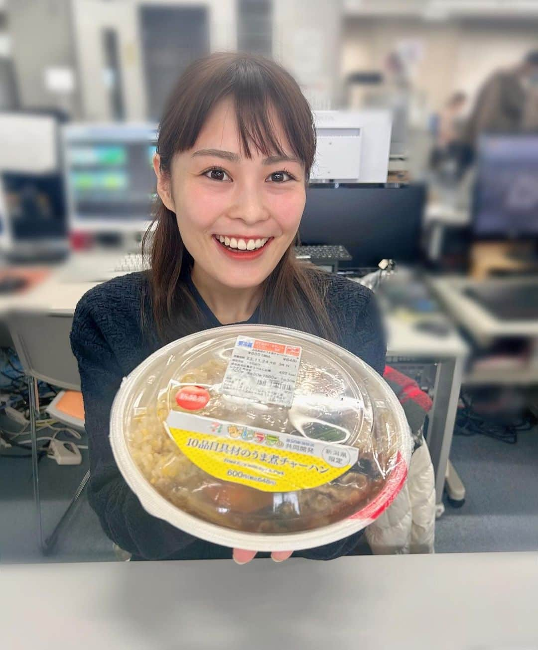 関根苑子のインスタグラム：「🍽きょうのお昼ご飯  新潟限定販売🌾 #なじラテ　と セブンイレブンの共同開発✨ うま煮チャーハン　でした！🤍  具材の存在感がしっかりあって 食べ応え抜群😚 ‘うま煮’  という言葉の響き… 罪深いですよね🥺 とっても美味しかったです！ また店頭で出会えますように！  セブンイレブンの担当の方が、先週 花角知事を訪ねた時の様子は TBS NEWS DIGで ご覧いただけます🐼　#関根の取材めも   https://newsdig.tbs.co.jp/articles/-/841044  #bsnニュースゆうなび #ゆうなび #新潟　#なじラテ　#新潟放送 #キャスター　#アナウンサー　#関根苑子」