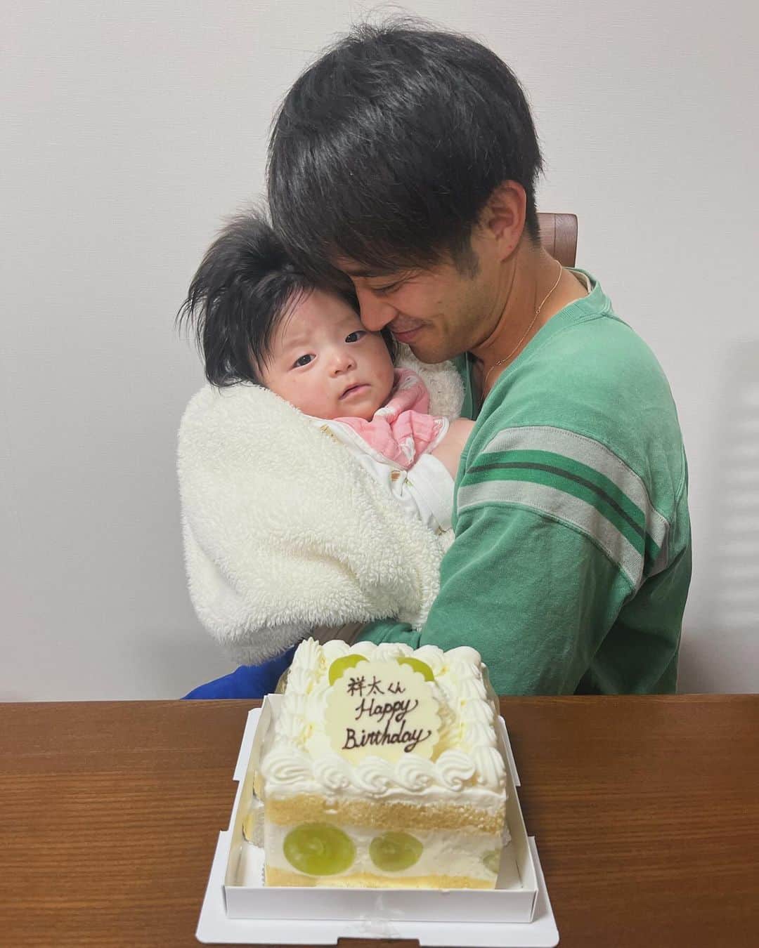 斉藤祥太のインスタグラム：「先日誕生日迎えまして、 38歳になりました。 たくさんのメッセージありがとうございました😌 両親、家族、友達、応援してくれる方々に感謝です。 慶太もおめでとう🎊 #娘 #ボーボーちゃん  #4ヶ月 #お散歩 #斉藤祥太」