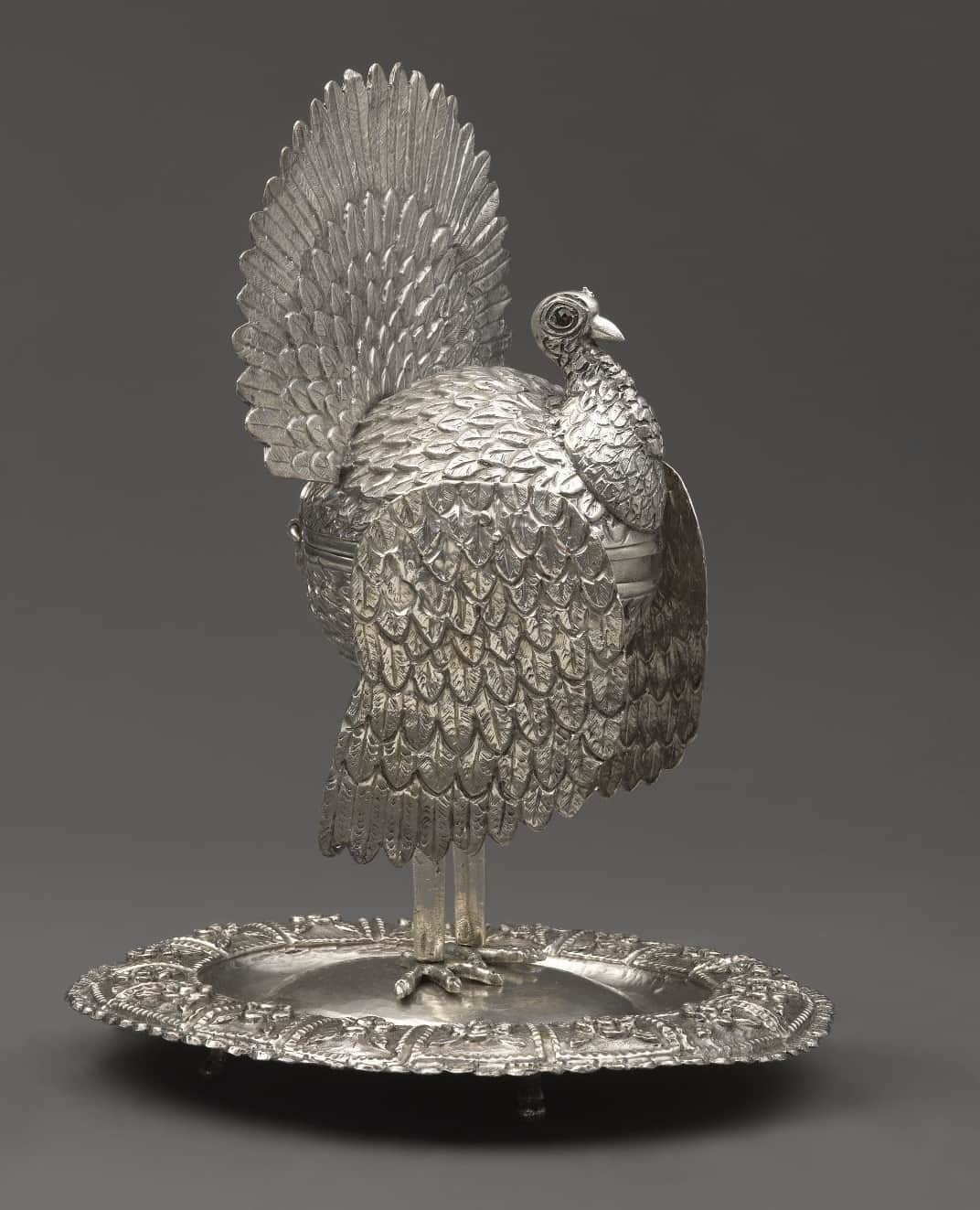 ブルックリン美術館のインスタグラム：「We see your tupperware and raise you this turkey-shaped container! 🦃⁠ ⁠ If you look closely, you can see how the artist focused greatly on the details of the feathers. Also, the eyes are made of faceted red stones, to evoke the red skin that surrounds the eyes of many turkey species. ⁠ ⁠ This object from our Decorative Arts collection was made in the early 19th century, possibly in Mexico. The bird resembles the Ocellated Turkey, that lives in the Yucatán Peninsula.⁠ ⁠ 🖼️ Container in the Shape of a Turkey, early 19th century. Silver alloy and red stones, 10 3/4 x 7 1/2 x 8 5/8 in. (27.3 x 19.1 x 21.9cm). Brooklyn Museum, Bequest of Charlotte R. Stillman, 55.36.4. Creative Commons-BY (Photo: Brooklyn Museum, 55.36.4_PS6.jpg)」