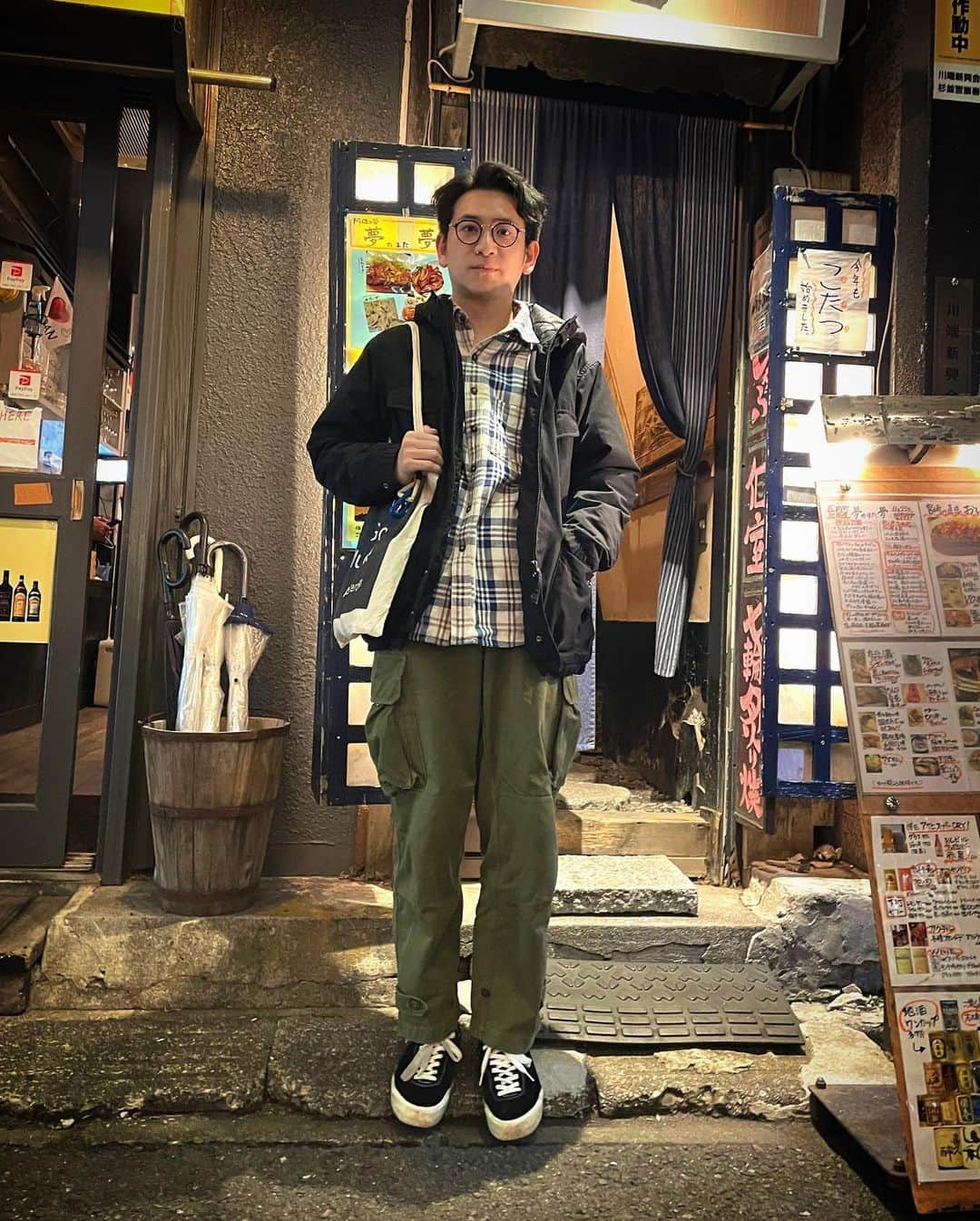 中込悠さんのインスタグラム写真 - (中込悠Instagram)「今日は 『勤労というより勤労感謝の日に感謝する休日のパパ』。  木曜日の祝日って、なんか華金が2回あるような感じがして嬉しいのではないでしょうか？  glasses:#eyevan #e0511  jacket:#uniqlo #engineeredgarments  shirt:#gap #used  pants:#m47 #used  shoes:#lastresortab   #古着  #oldgap  #もうすぐ冬  #ootd  #エレガント人生中込  #エレガント人生」11月23日 22時01分 - nakagomeu