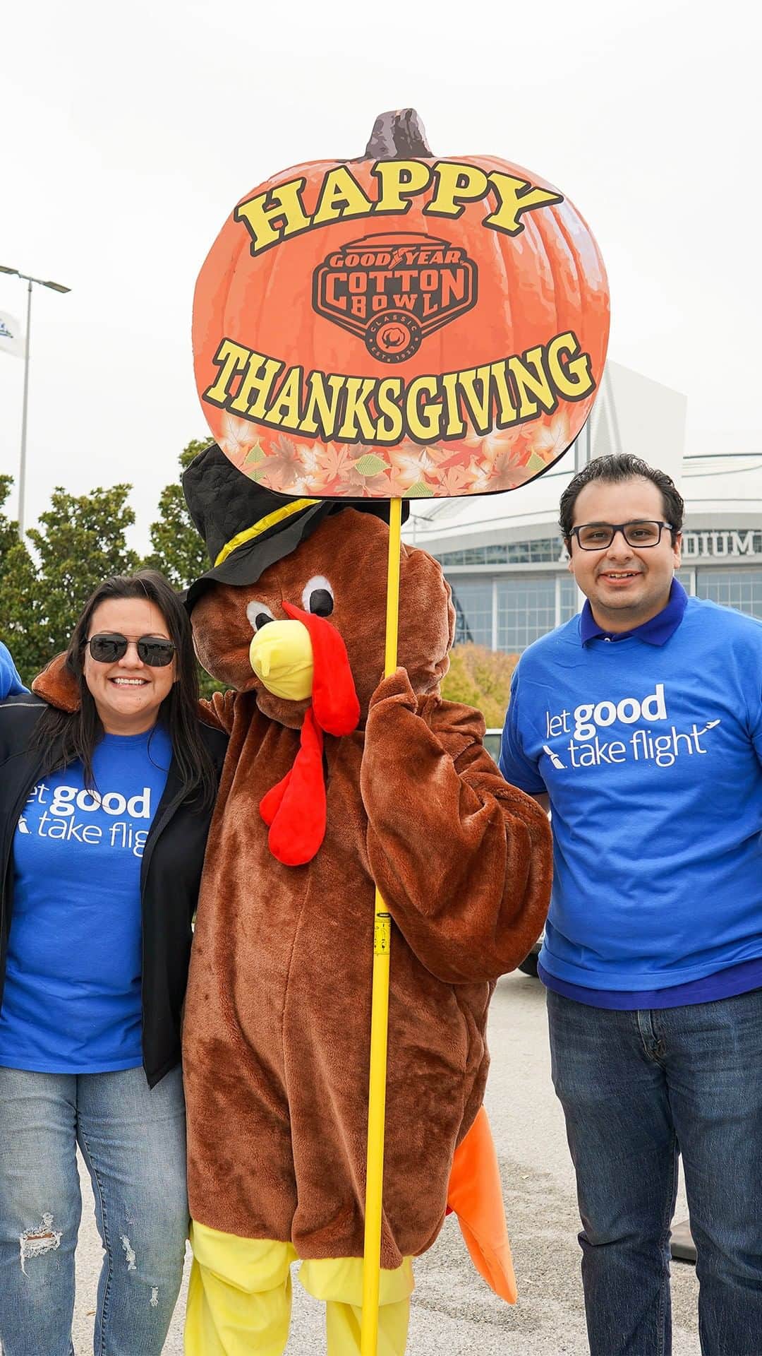アメリカン航空のインスタグラム：「Thanksgiving isn't just about full tables; it's about filling hearts. For the past three years, we've teamed up with @tarrantareafoodbank and @cottonbowl, serving up Thanksgiving joy to North Texas families. This year, more than 300 #AATeam members gathered at @ATTStadium to #LetGoodTakeFlight and bring smiles to over 6,000 families. 🍂✈️  As we savor this season of gratitude, we're committed to supporting nonprofits that uplift our communities. Wishing you all a #HappyThanksgiving and encouraging you to join us in making a positive impact this holiday season. 🧡」