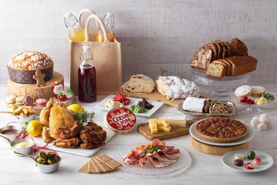 スイスホテル南海大阪さんのインスタグラム写真 - (スイスホテル南海大阪Instagram)「ホテルメイドの豊富なクリスマスアイテムで、賑やかで楽しいホリデーシーズンを。皆さんのお気に入りは、どのごちそうですか。 #スイスホテル南海大阪 #スイスホテル #クリスマス  Share the Holiday spirit with premium goodies especially made by our seasoned Chefs. What's your favourite Christmas treat? #Swissotel #SwissotelOsaka #Christmas #OsakaChristmas」11月23日 22時01分 - swissotelnankaiosaka_official