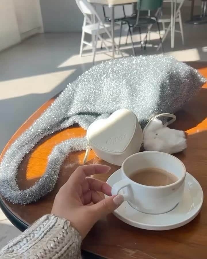 Little Sunny Biteのインスタグラム：「私の好きな韓国のカフェとバー🇰🇷☕️🍷✨  📍 かなり穴場 @mother.offline 👌  よくボーーーーっとしに行きます。朝とか空いてて🙆‍♀️ 広い店内で、1つ1つテーブル遠いしお気に入りのカフェだよ！  📍 @kaunis.maa は甘さ控えめアイスの下にはいちじく😍 可愛いし美味しい🩷 チョコレートケーキも美味しいよ。 最近てきたおすすめカフェだよ！  📍 前も載せたけど、お友達のカフェ @tulear_seoul 🤎 グルテンフリー のチョコムース😍 甘さ控えめのクリームと甘いチョコレートが美味しい✨  📍 ハンナムドンにある @pf.saloon 🍷 たまにはカクテル飲みたいからここによく行くのだけど、1つ１つこだわったカクテルがたくさんでついついいっぱい頼んじゃうw 雰囲気もよくて、テラスも気持ちいいよ！ この日はホットカクテル💓  #seoul #seoulcafe #韓国カフェ」