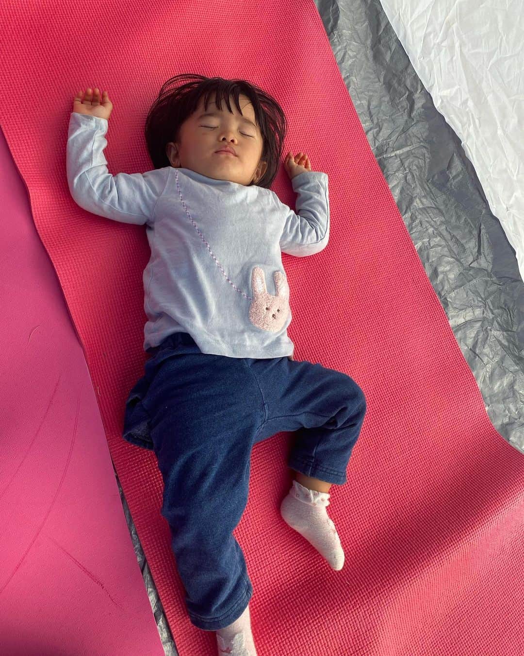 尾崎ナナのインスタグラム：「いつもバンザイで寝てるねぇ☺️🙌 #今しか見れない姿 #ほっぺ蚊に刺されてる」