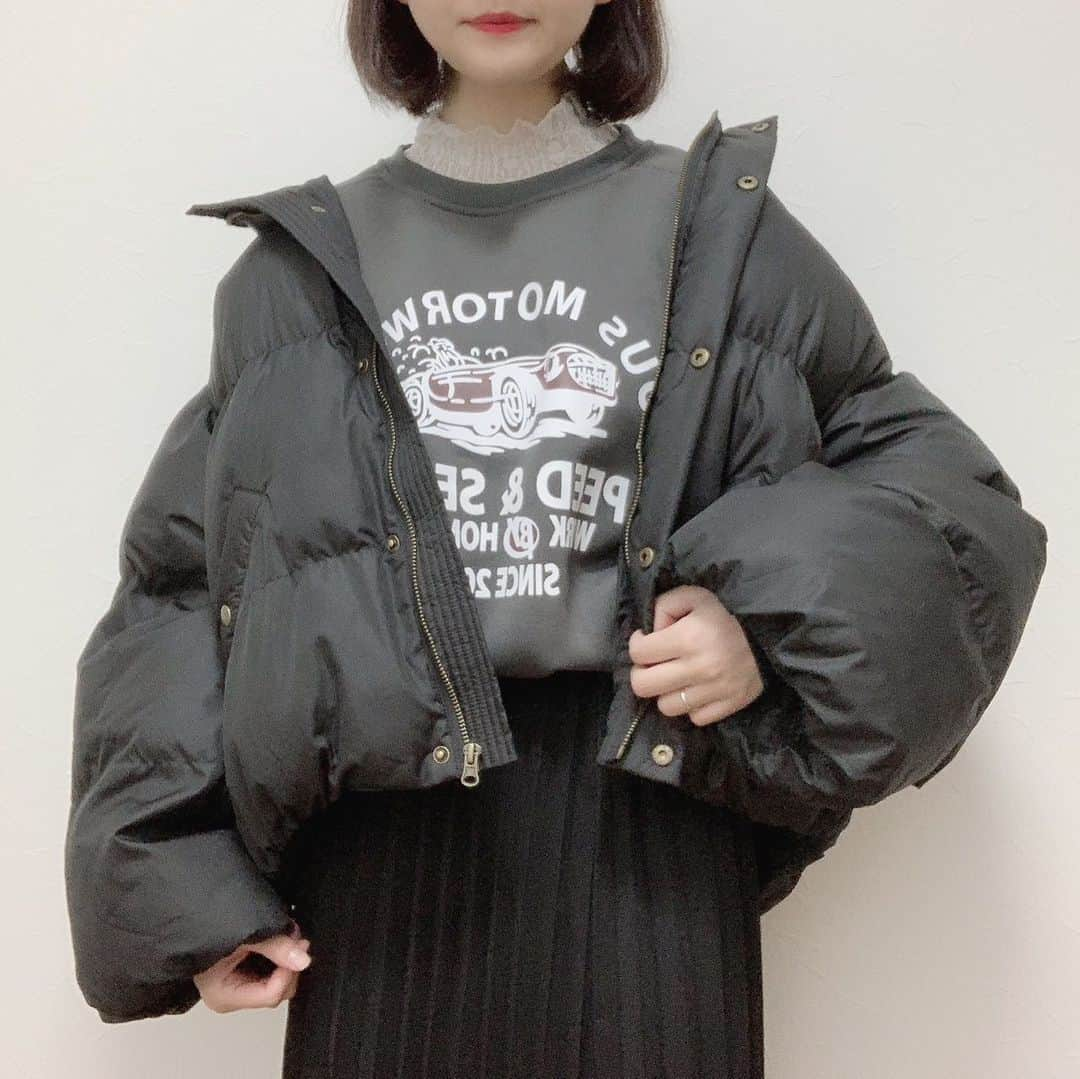 みさねしふくさんのインスタグラム写真 - (みさねしふくInstagram)「黒アウターコーデ🖤みんなが持ってそうなダウンメイン☝︎  保存すると後から見れるよ🙆🏻‍♀️  これからの時期はダウン必須だよね🥹💦 　 1枚目のダウンは @classicalelf_official ﾌﾞﾗｯｸL スウェットとデニムはGU リュックはCham. ㅤ これどこの？ってアイテムあったら遠慮なくコメントで聞いてください📝 ㅤ #アウターコーデ #ブラックコーデ #ボーイッシュコーデ #メンズライクコーデ #カジュアルコーデ #プチプラコーデ #シンプルコーデ #ストリート系ファッション #ストリート女子 #学生コーデ #休日コーデ #おしゃれ #guコーデ #シンプルコーデ #冬コーデ #秋冬コーデ #骨格ストレート #秋服コーデ #ゆるコーデ #クラシカルエルフ #classicalelf #エルフコーデ #java #ジャバ #zozo #zozotown #zozo購入品 #zozotown購入品 #ダウンコート #ダウンジャケット」11月23日 21時55分 - misaneshifuku