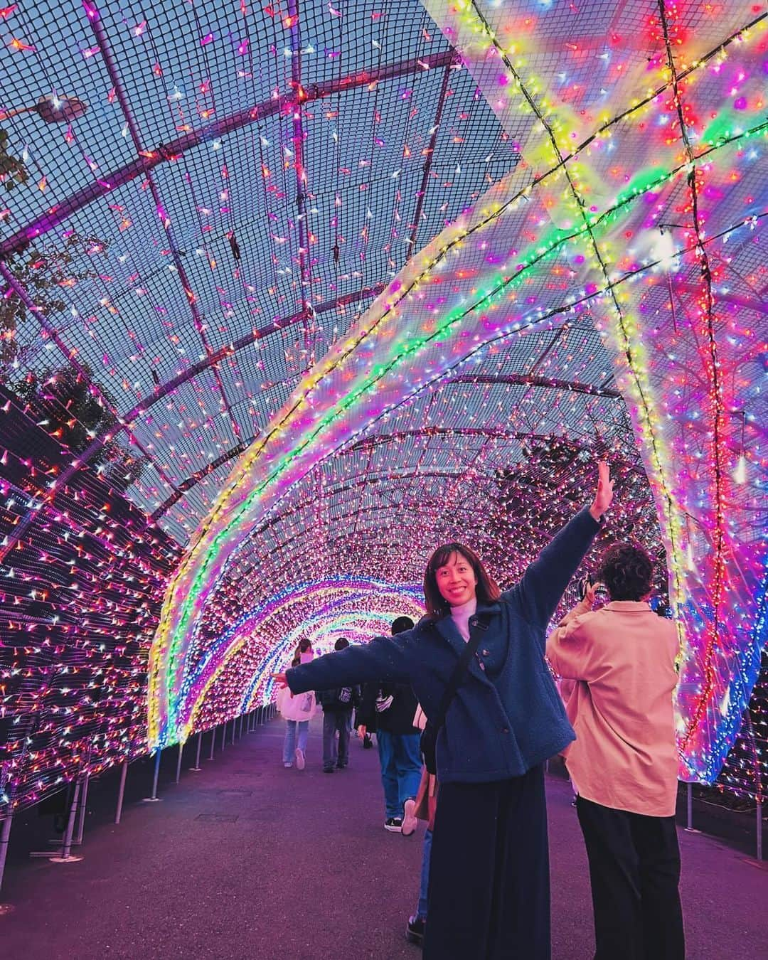 横山愛子のインスタグラム：「長女が撮ってくれた写真🤳in よみうりランド🎊🎊 イルミネーションが綺麗すぎて、毎年この時期に行ってるけれど^_^新しいブースもあって、イベントもあって最高な時間でした😃 さらにまさかの絶妙なタイミングで『プリキュアショー』が❣️(掲載NG) 特に次女が大興奮！戦う場面では『頑張れー！プリキュア！』って大声で声援を送っていました📣初めて子供向けショー見たけど、大人も魅入っちゃって面白かった💓夢のあるお仕事ですね♪( ´▽｀) 祝日とあって、予想以上の人混みだったけど💦一日中暖かくて、充実した日になりました✌︎('ω')✌︎ #よみうりランド#年子#プレママ#2歳差育児#幼稚園#5歳#4歳#横山愛子#ホリプロ」