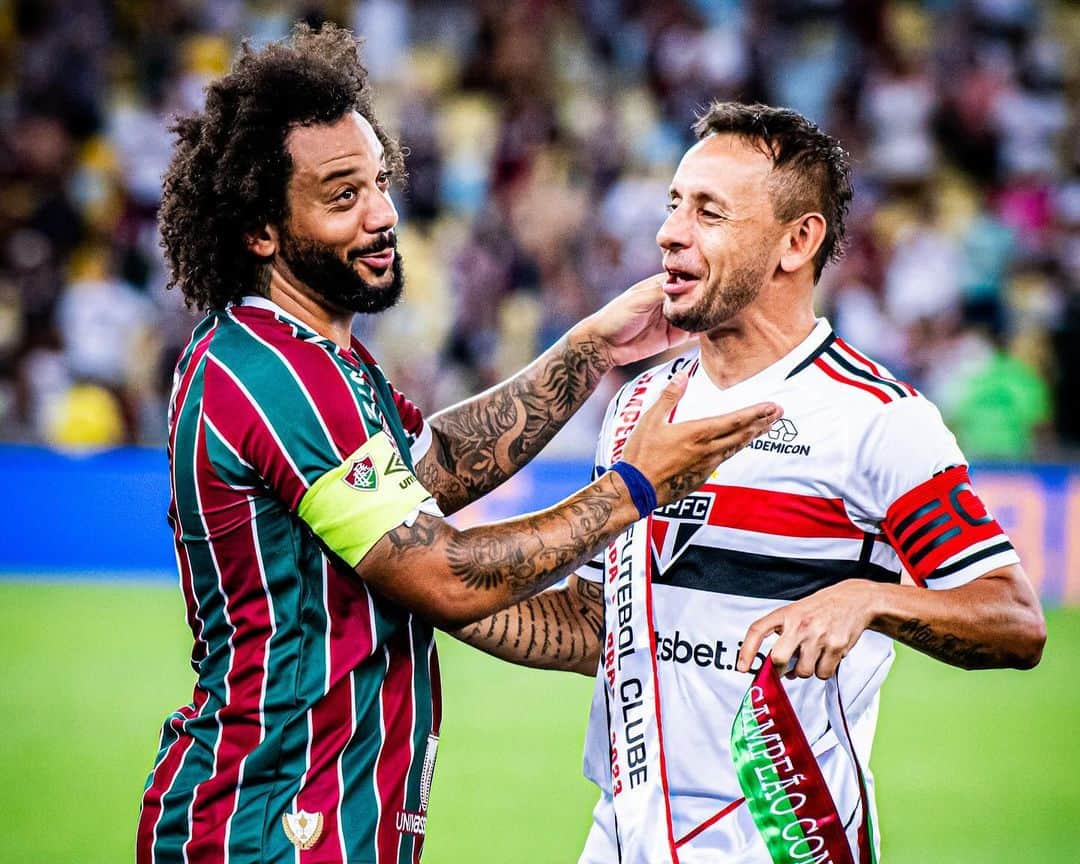 マルセロ・ヴィエイラ・ダ・シウヴァ・ジュニオルのインスタグラム：「Sobre ontem, sempre um prazer jogar com vc meu ídolo @r_13official 🙌🏾 máximo respeito 🫡」