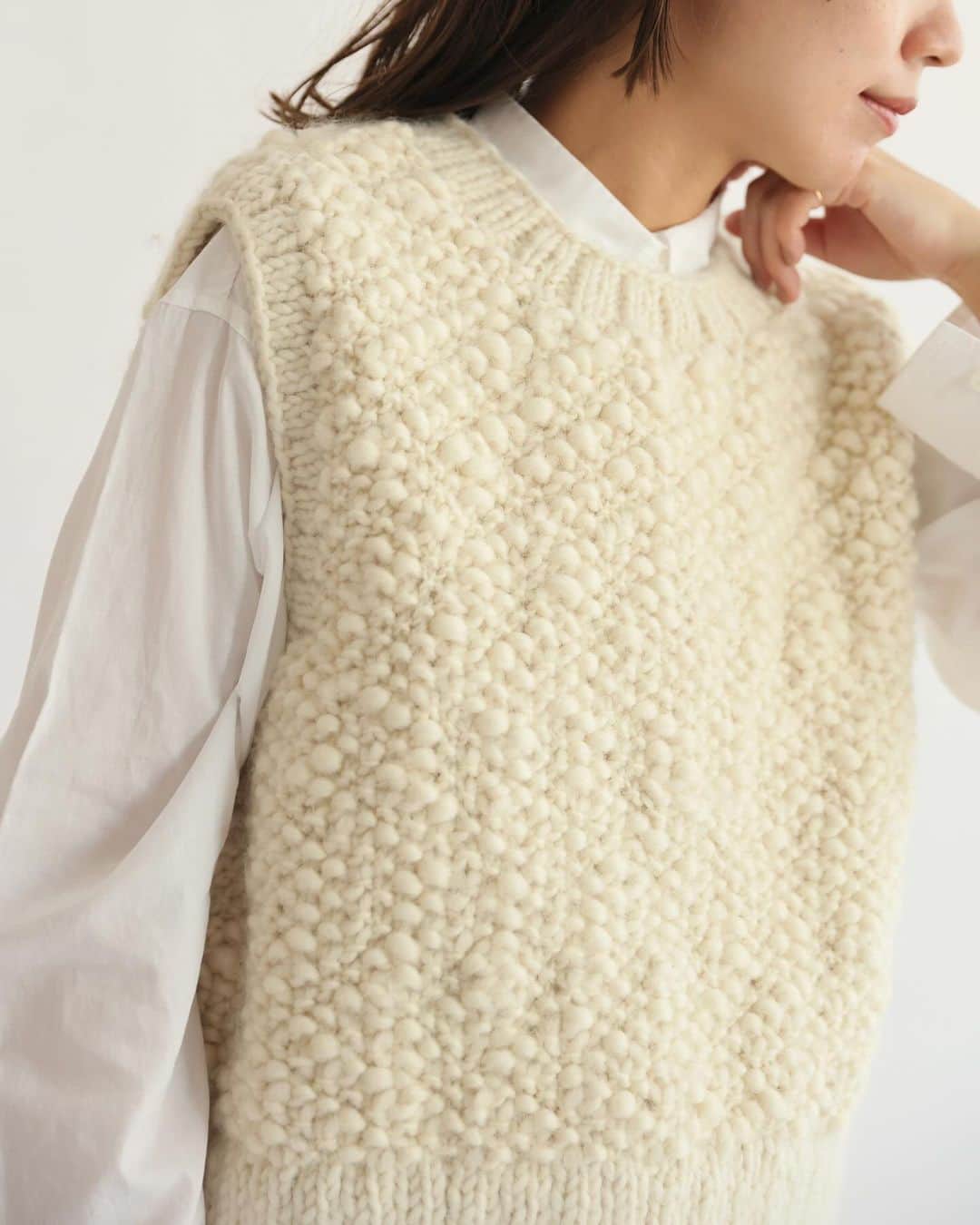 JOURNAL STANDARD relumeさんのインスタグラム写真 - (JOURNAL STANDARD relumeInstagram)「𝙉𝙚𝙥𝙖𝙡 𝙝𝙖𝙣𝙙 𝙠𝙣𝙞𝙩 🧶 手編みならではの暖かみのある風合いが特徴のハンドニットシリーズ。 ⁡ ポコポコとした素材感や編み地が、見た目も暖かくこれからの季節にぴったり。 ⁡ ⁡ ⁡ カラフルなニットから、レイヤードが楽しめるベストまで。 ぜひ一度お試しください✨ ⁡ ⁡ -------------------- ⁡ ネパールハンドニットスラブプルオーバー ¥23,100(税込) 𝗇𝗈.23080462930040 ⁡ ネパールハンドニット求心プルオーバー ¥19,800(税込) 𝗇𝗈.23080462910040 ⁡ ネパールハンドニットスラブベスト ¥17,600(税込) 𝗇𝗈.23080462920040 ⁡ ネパールハンドニットケーブルベスト ¥17,600(税込) 𝗇𝗈.23080462900040 ⁡ -------------------- ⁡ @baycrews #ootd #relumewoman #woolmark #adidas #journalstandardrelume #baycrews #relume #ジャーナルスタンダードレリューム #レリューム #ベイクルーズ #ロゴニット #カジュアル #カジュアル派 #カジュアルファッション #大人カジュアル #ニット #ネパールニット #ネパールハンドニット #ハンドニット #ベスト #ニットベスト #ニットコーデ」11月23日 21時55分 - js_relume