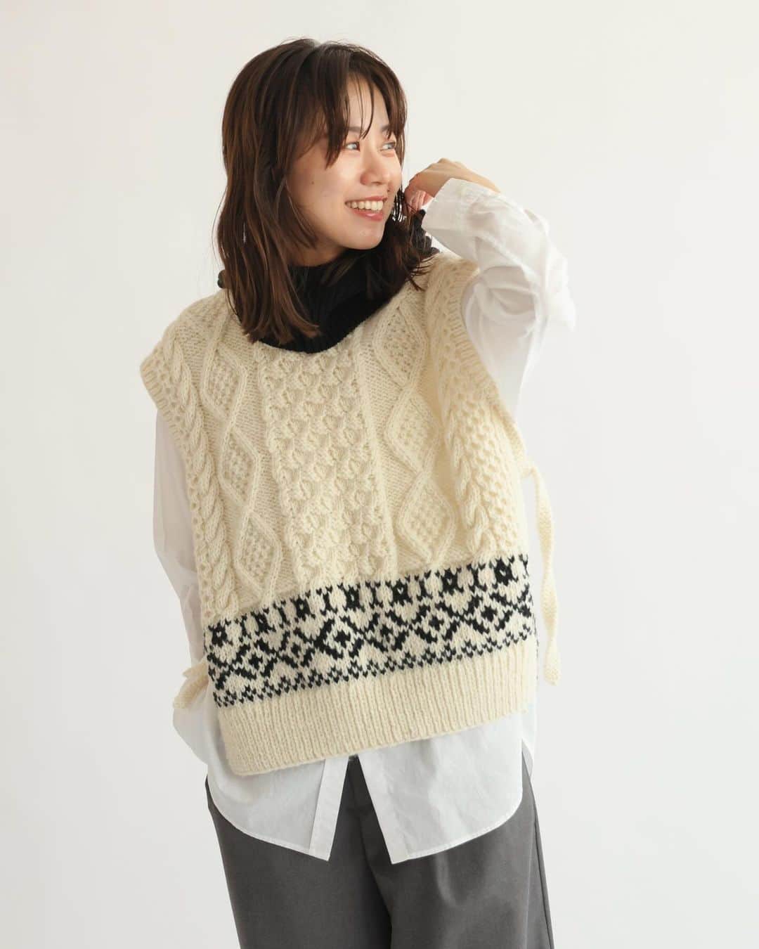 JOURNAL STANDARD relumeさんのインスタグラム写真 - (JOURNAL STANDARD relumeInstagram)「𝙉𝙚𝙥𝙖𝙡 𝙝𝙖𝙣𝙙 𝙠𝙣𝙞𝙩 🧶 手編みならではの暖かみのある風合いが特徴のハンドニットシリーズ。 ⁡ ポコポコとした素材感や編み地が、見た目も暖かくこれからの季節にぴったり。 ⁡ ⁡ ⁡ カラフルなニットから、レイヤードが楽しめるベストまで。 ぜひ一度お試しください✨ ⁡ ⁡ -------------------- ⁡ ネパールハンドニットスラブプルオーバー ¥23,100(税込) 𝗇𝗈.23080462930040 ⁡ ネパールハンドニット求心プルオーバー ¥19,800(税込) 𝗇𝗈.23080462910040 ⁡ ネパールハンドニットスラブベスト ¥17,600(税込) 𝗇𝗈.23080462920040 ⁡ ネパールハンドニットケーブルベスト ¥17,600(税込) 𝗇𝗈.23080462900040 ⁡ -------------------- ⁡ @baycrews #ootd #relumewoman #woolmark #adidas #journalstandardrelume #baycrews #relume #ジャーナルスタンダードレリューム #レリューム #ベイクルーズ #ロゴニット #カジュアル #カジュアル派 #カジュアルファッション #大人カジュアル #ニット #ネパールニット #ネパールハンドニット #ハンドニット #ベスト #ニットベスト #ニットコーデ」11月23日 21時55分 - js_relume