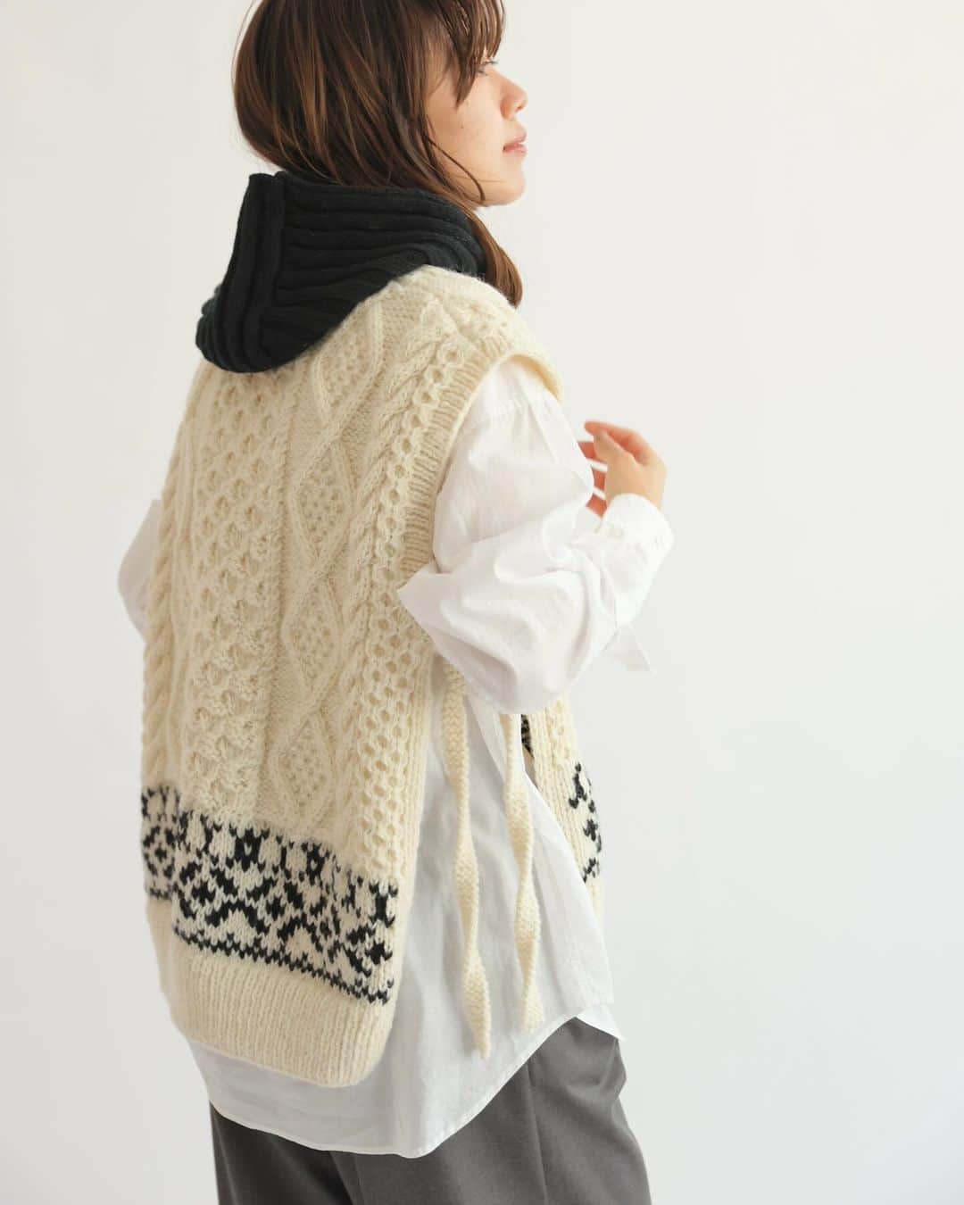 JOURNAL STANDARD relumeさんのインスタグラム写真 - (JOURNAL STANDARD relumeInstagram)「𝙉𝙚𝙥𝙖𝙡 𝙝𝙖𝙣𝙙 𝙠𝙣𝙞𝙩 🧶 手編みならではの暖かみのある風合いが特徴のハンドニットシリーズ。 ⁡ ポコポコとした素材感や編み地が、見た目も暖かくこれからの季節にぴったり。 ⁡ ⁡ ⁡ カラフルなニットから、レイヤードが楽しめるベストまで。 ぜひ一度お試しください✨ ⁡ ⁡ -------------------- ⁡ ネパールハンドニットスラブプルオーバー ¥23,100(税込) 𝗇𝗈.23080462930040 ⁡ ネパールハンドニット求心プルオーバー ¥19,800(税込) 𝗇𝗈.23080462910040 ⁡ ネパールハンドニットスラブベスト ¥17,600(税込) 𝗇𝗈.23080462920040 ⁡ ネパールハンドニットケーブルベスト ¥17,600(税込) 𝗇𝗈.23080462900040 ⁡ -------------------- ⁡ @baycrews #ootd #relumewoman #woolmark #adidas #journalstandardrelume #baycrews #relume #ジャーナルスタンダードレリューム #レリューム #ベイクルーズ #ロゴニット #カジュアル #カジュアル派 #カジュアルファッション #大人カジュアル #ニット #ネパールニット #ネパールハンドニット #ハンドニット #ベスト #ニットベスト #ニットコーデ」11月23日 21時55分 - js_relume