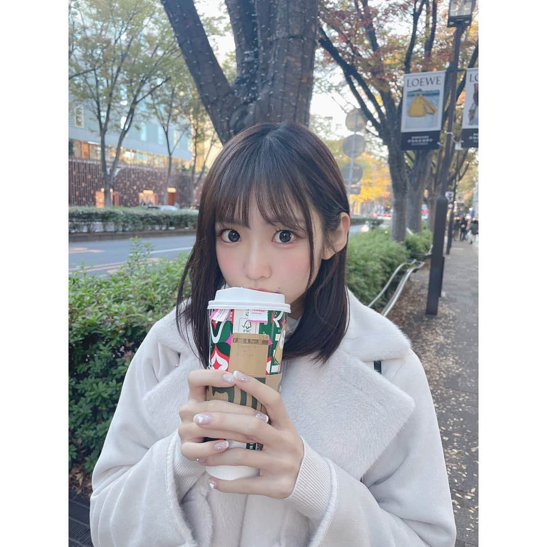 八伏紗世のインスタグラム：「さむいね〜⛄️！！！！ みんな今日もお疲れ様🥰  この写真は スタバのベンティーサイズの アーモンドカモミールティーを飲んでます☺︎🌷笑  美味しかったぁぁ〜♪  #スタバ#冬コーデ」