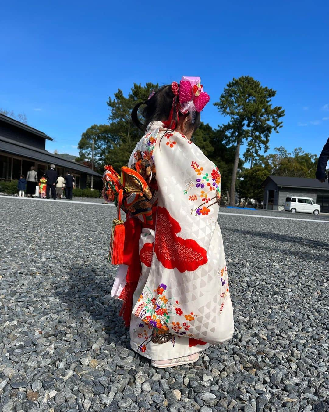 重長智子さんのインスタグラム写真 - (重長智子Instagram)「. . 先週末、七五三のお参りに行きました⛩️ . 3歳女子、着物を着るのに一苦労、 焼津神社に着いてからもやや不機嫌で 草履もイヤイヤ、 スニーカーで走り回るという自由奔放さ😂 . お姫様みたいだよー💓 という言葉は見事にスルーされました😂 . 元気に育っている証拠でしょうか。 これもいい思い出。。 . 私が3歳の時に着ていた着物に袖を通すので 感慨深いなぁ…と思ったのは母だけでした。笑。 . 七五三が大変だったという親御さんは どのぐらいいるんでしょうか🥹 . . #静岡県 #焼津市 #焼津神社 #七五三 #私が着ていた着物 #3歳女子 #小1男子」11月23日 21時56分 - tomoko_shigenaga