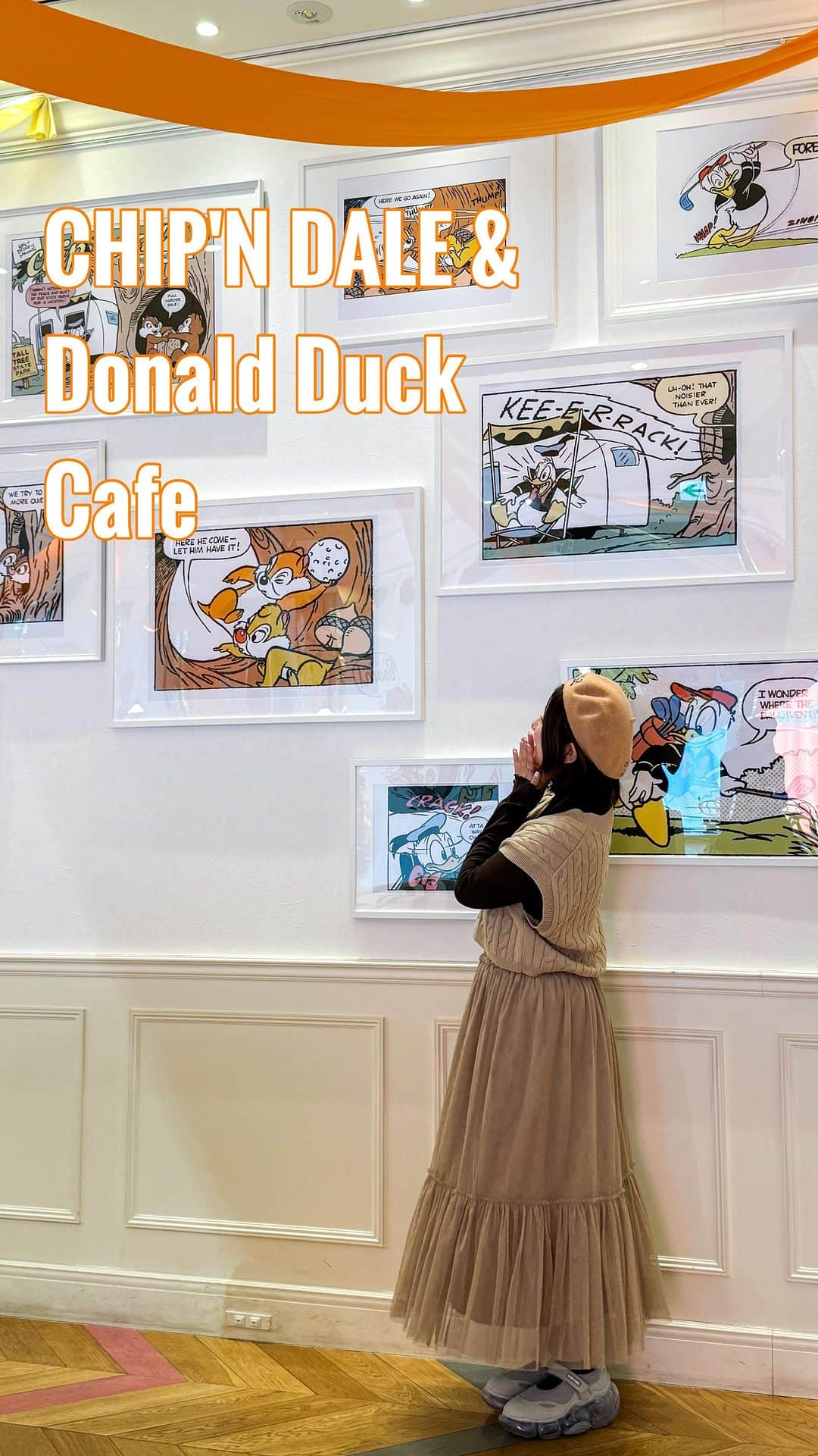 Hatamaのインスタグラム：「＊  ＊  CHIP'N DALE & Donald Duck Cafe  .  先日、11月17日よりオープンした「チップとデール＆ドナルドダック」OH MY CAFEにお邪魔してきましたー！！  チップ＆デールとドナルドのドタバタとした日常がテーマで、店内はウィンターシーズンをイメージ⛄️  まろやかなほっこり系の色合いに、コミックアートを用いた少しレトロな印象のデコレーションになっていました。  .  メニューも提供していただきまして🙏  動画内にでてくるものは、  ☑︎ 本当は仲良し？かくれんぼキーマカレー ☑︎ FORE！ドタバタゴルフのサンドウィッチ ☑︎ パリパリ、ポリポリ！バーニャカウダープレート  ドリンクも豊富なラインナップでした。  ちなみに、どれもディズニーの栄養成分に関するガイドラインに適合した塩分控えめで低糖質な身体に優しいヘルシーなメニューとなっています🙆‍♀️  .  またカフェオリジナルグッズも登場！  ランダムグッズやスーベニアなどお土産にぴったり〜✨  ぜひ、寒い冬に心も体も温まりながら「チップとデール＆ドナルドダック」OH MY CAFEで癒しの時間を過ごしてみてくださいね！  .  「チップとデール＆ドナルドダック」OH MY CAFE  【東京】 OH MY CAFE TOKYO 2023年11月17 日（金）～2024年1月2日（火） 東京都渋谷区神宮前 4-30-3 東急プラザ表参道原宿 3階  【大阪】 Collabo_Index SHINSAIBASHI 2023 年 12 月 22 日（金）～2024 年 1 月 28 日（日） 大阪府大阪市中央区心斎橋筋 1-6-1 2 階  #ohmycafe #チップとデール #ドナルド   ©Disney」