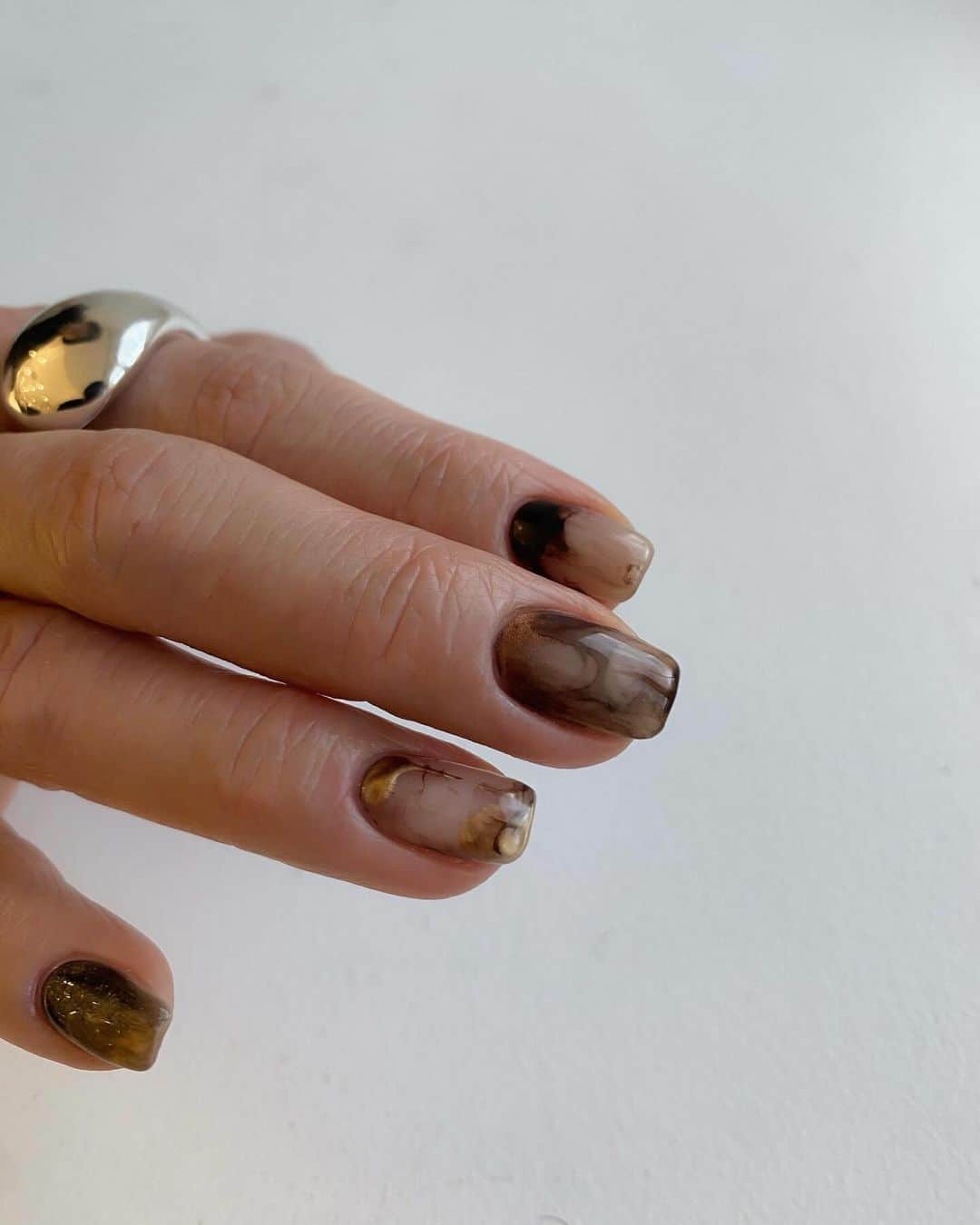 YUMIKOのインスタグラム：「new nail 🐾  先月のデザインおかわりぎみ  @loni_jewelry_ さんのリングと @____azu_ さんのネイル  #ネイル#nail#札幌ネイル」