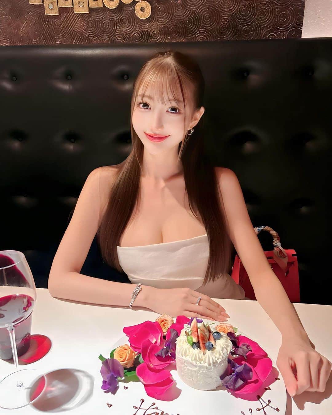 MIKAのインスタグラム：「🎂⭐️」
