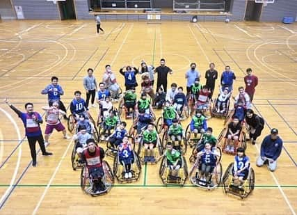 菊地智義さんのインスタグラム写真 - (菊地智義Instagram)「『新宿区×よしもと ワクワク！スポーツ体験プロジェクト 〜車いすバスケットボール教室〜』 新宿区は競技用車イスを毎年の増やしてくれています。まずは体験出来ることが大事。 子供も大人もやってみて分かるとんでもなくハードなスポーツ。 日本代表は金メダルを狙える実力とのことですので、パリパラリンピックは車イスバスケを要チェックや！ 皆さんありがとうございました。 #永田裕幸 さん #大西ライオン #everybody #齋藤祐介 さん #佐藤太一 さん #よしもとスポーツ #キクチウソツカナイ」11月23日 21時59分 - potatokikuchi2