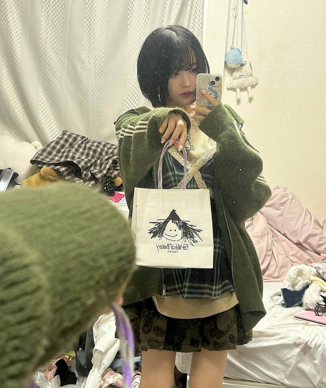 小此木流花のインスタグラム：「今日久しぶりに、服きてみた るーのiPhone度々世界一かわいいの更新してて偉い いつもここで作ってもらってるよ　@super_deco_shop33   みおちゃんかわいいよおおぉぉおお  #iphoneケース」