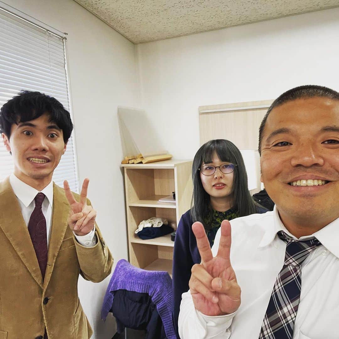 セルライトスパ大須賀のインスタグラム：「今日はマンゲキと森ノ宮コントパークでした。  M-1は準々決勝で敗退してしまいました。まだワイルドカードで復活する可能性はあるみたいです😀  いや、ねーよ！！！🤣🤣  楽屋で同じく敗退してしまった大好きなシンクロニシティに初めて会えて想いを伝え、来年もお互い頑張ろう！と写真も撮れて良かったです。  吉岡ちゃんが「元気出ました」と言ってくれましたがあとで写真見てどこがやねんと思いました。  ギャロップ林さんと今井らいぱちがシンクロニシティよりシンクロニシティしてました。盗撮してごめんなさい。  明日は森ノ宮シックス！  いいねちょうだい。」