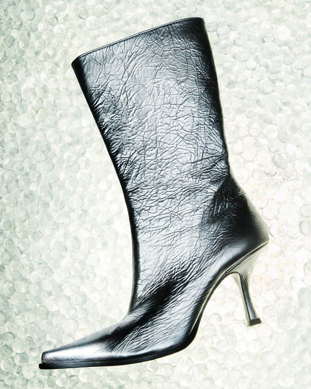 Acne Studiosさんのインスタグラム写真 - (Acne StudiosInstagram)「Metallic sheen. Discover new boots from the FW23 collection, now online and in store.⁣  ⁣ Photographer: @CarlijnJacobs⁣ Set Design: @DavidJamesWhite_」11月23日 22時03分 - acnestudios