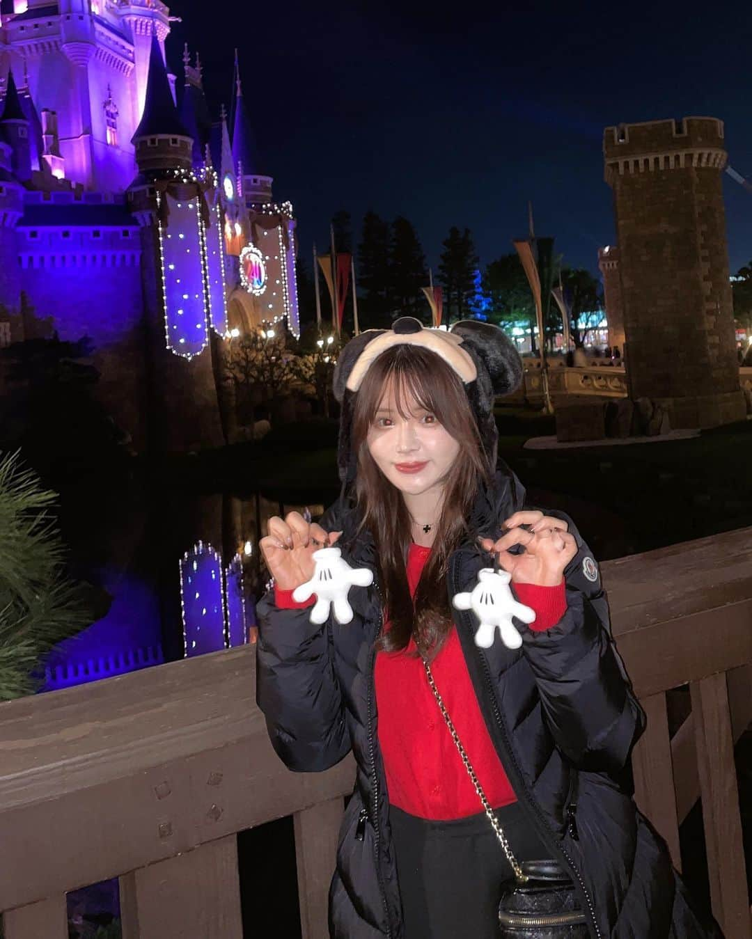 あきさんのインスタグラム写真 - (あきInstagram)「🎅Xmas Disney🏰❤️ ほんとに癒されたー😭 1番好き✨何回も行きたい☺️ ㅤㅤㅤㅤㅤㅤㅤㅤㅤㅤㅤㅤㅤ ㅤㅤㅤㅤㅤㅤㅤㅤㅤㅤㅤㅤㅤ #xmas#tokyodisneyland  #クリスマスディズニー #ディズニーランド #ディズニーコーデ #ミニーコーデ  #moncler  #ダウンジャケット」11月23日 22時04分 - akeeey95