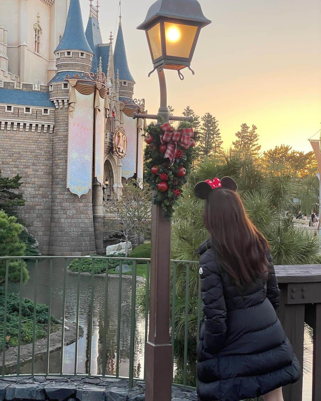 あきさんのインスタグラム写真 - (あきInstagram)「🎅Xmas Disney🏰❤️ ほんとに癒されたー😭 1番好き✨何回も行きたい☺️ ㅤㅤㅤㅤㅤㅤㅤㅤㅤㅤㅤㅤㅤ ㅤㅤㅤㅤㅤㅤㅤㅤㅤㅤㅤㅤㅤ #xmas#tokyodisneyland  #クリスマスディズニー #ディズニーランド #ディズニーコーデ #ミニーコーデ  #moncler  #ダウンジャケット」11月23日 22時04分 - akeeey95