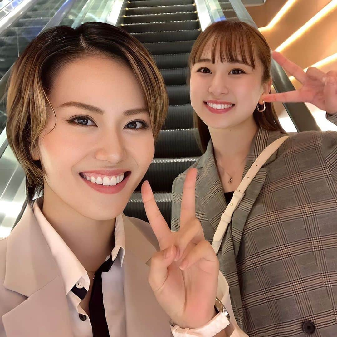 茉玲さや那さんのインスタグラム写真 - (茉玲さや那Instagram)「🎤🪐💜✨ ⁡ 先日、和央ようかさんのコンサートへ。 和央さんのお隣には瀬戸さん・愛月さんという "美"と"かっこいい"で溢れた幸せな空間でした☺️✨ ⁡ 受験生時代に何度も繰り返しビデオで観てた作品の時は 一気に当時の記憶が蘇ってきて… いったい同じ作品を何度観てたんだろう。。。 懐かしい気持ちになりました🫧  そしてそして… 大好きな名倉加代子先生の踊りを観ることが出来ました！！ 全身白いスーツに黒いハットを持って踊る名倉先生🎩 最高にかっこよかった…✨ 私は大号泣。。。 李香蘭で振付して頂いた時のことを色々と思い出しました。 ⁡ 当日が83歳のお誕生日だった名倉先生。 本当におめでとうございます🎂✨ 20歳からずっと現役…本当にかっこいいな。。。 ⁡ "毎日が奇跡"という名倉先生の素敵なお言葉。 楽しいこと、嬉しいこと、思い悩むこと、 いろんなことがある日々だけれど 2度と無い"今日"という日を 1日1日大切に過ごしていきたいと思えた日でした。 ⁡ まいか、誘ってくれてありがとう♡  #和央ようか さん #瀬戸かずや さん #愛月ひかる さん #名倉加代子 先生  #飛龍つかさ #会場で撮り忘れてしまい帰り道のエスカレーターで 笑」11月23日 22時05分 - sayana_egg_98