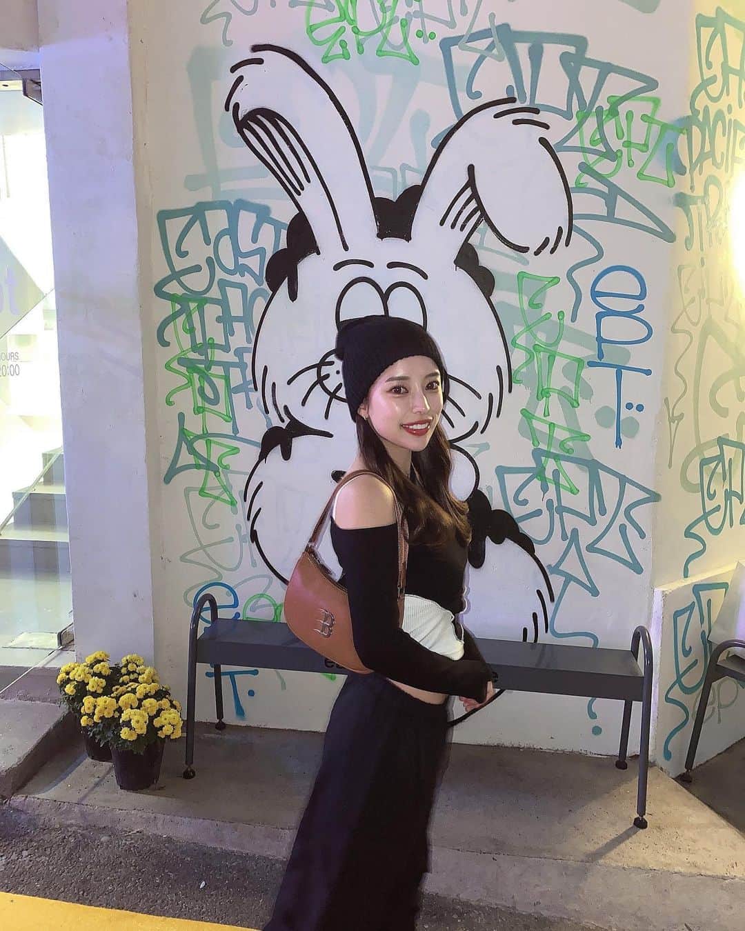 suzuhaのインスタグラム：「ㅤㅤㅤㅤㅤㅤㅤㅤㅤㅤㅤㅤㅤㅤㅤㅤ Day2 , outfit 🇰🇷💞 念願のﾁｭﾛｽはｻｯｸｻｯｸで ﾁｮｺ付けなくてもﾏｼｿﾖでした @bonilla.churros.korea  この日は全身SHEINのﾌﾟﾁﾌﾟﾗｺｰﾃﾞ🕶️ #韓国カフェ #shein #shein購入品」