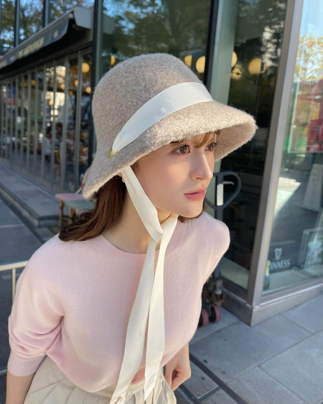 のインスタグラム：「オリジナルカスタマイズハット3代目が完成🧥👒🎀 ベージュ×ホワイトリボン、Bibiy.のBと🐎  甘い色味の気分の日のコーデにプラスしたくて、淡い色合わせで☺️  オリジナルカスタマイズハット企画、沢山のオーダーありがとうございます✨✨😭 皆様の色合わせが可愛くて可愛くて！お楽しみいただけて私まで嬉しくなっちゃいます☺️☺️  👒オリジナルカスタマイズハットのご注文👒 ◆阪急阪神オンラインストア 11/15(水)〜11/28(火)の期間のみ販売 ※お届け時期は11月末または12月中旬となります。 ◆店頭販売 11/22(水)〜11/28(火) ※店頭オーダーは当日30分〜お渡し予定。」