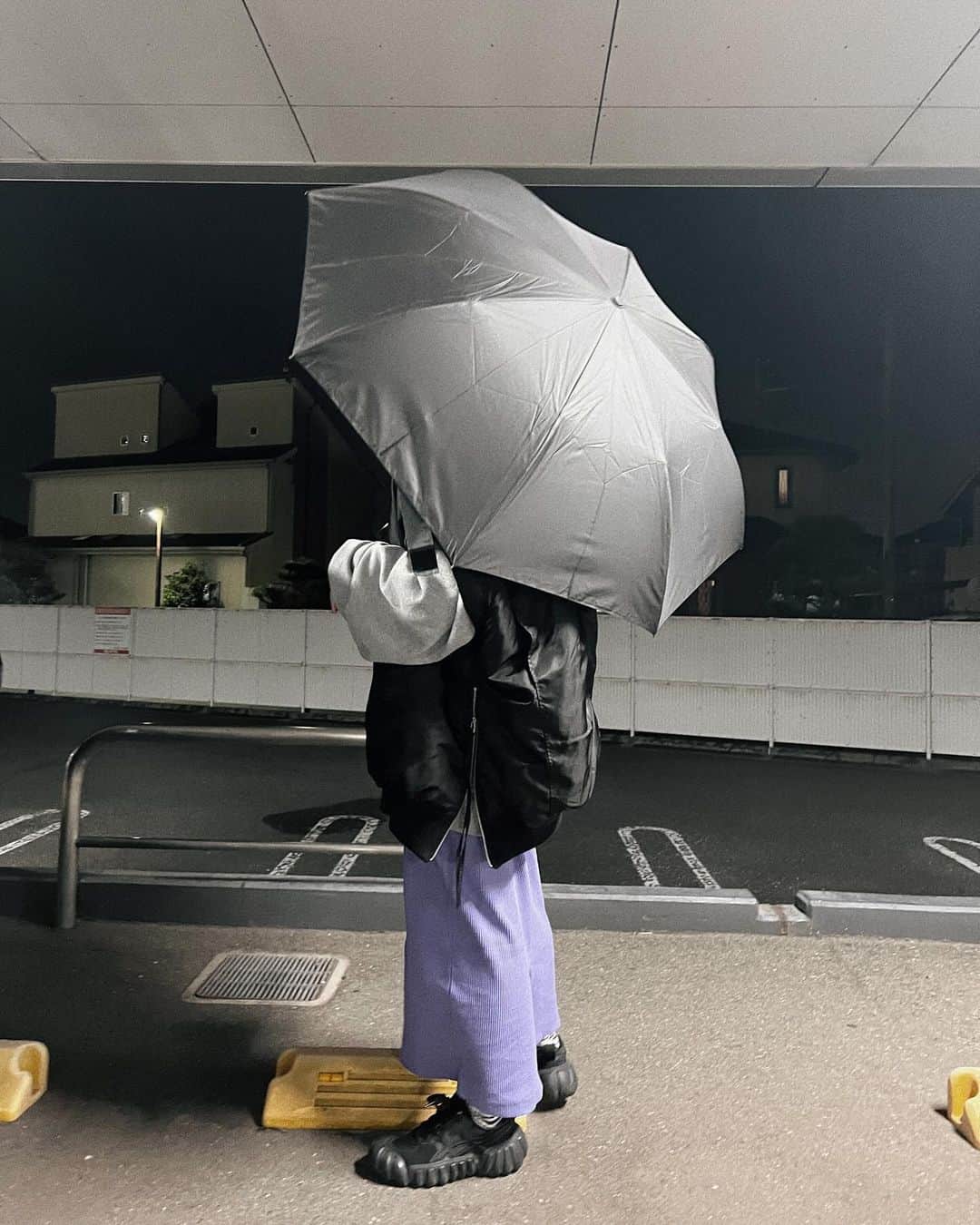 natsupoo0315さんのインスタグラム写真 - (natsupoo0315Instagram)「傘を閉じたときに濡れた面が内側になる なんとも画期的な傘☂️☂️ 『Sa傘　逆さま傘』  込み合った電車やバスとか自分の車に乗り込む時も 車の中が濡れないのがすんばらしい🫶 自立して立つので荷物のおおいときにも 便利な優れものです❤️‍🔥  動画あり☞スワイプしてね  11/23(木)〜12/17(日)まで プレゼントキャンペーン実施中なので フォローするだけで当たるかも〰︎🤭  @waterfront_official   #PR #waterfront #ウォーターフロント  #大人カジュアル#カジュアル#高身長#高身長コーデ#メンズライク#骨格ナチュラル#カジュアルコーデ#オーバーサイズ#古着スウェット#ロングスカート#maisonspecial#onitsukatiger#しまむら」11月23日 22時06分 - natsupoo