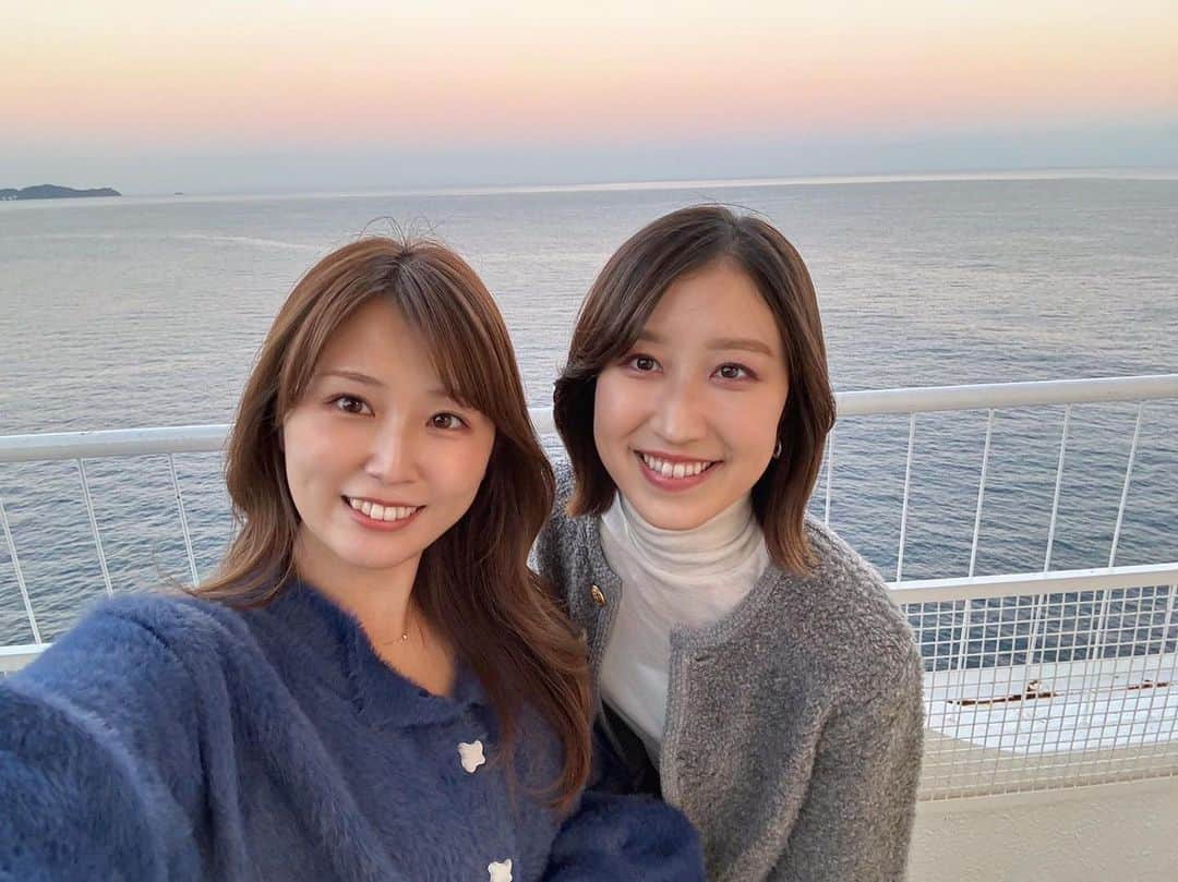 臼井佑奈のインスタグラム：「みなさまいかがでしたか？🍮 入社7年目にして初めての同期ロケ👭💞  普段からずーーっと一緒にいるのでロケでもかなり素が出てしまっていますが(特に私) お気楽に熱海を楽しんでいます😚明日はバトルが勃発！？明日の"まるごと"もぜひご覧ください！！！  #熱海  #念願の同期旅 #なぜ今までなかったのか❕❕❕」