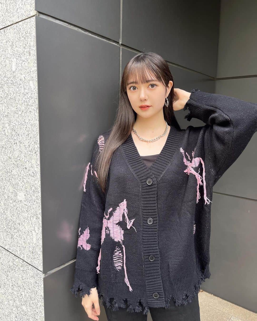 菅井純愛さんのインスタグラム写真 - (菅井純愛Instagram)「・  ちょうちょ🖤🩷   #06  #06년생  #06line  #17歳  #17yearsold  #japanesegirl  #cider  #ショップサイダー  #shopcider  #韓国ファッション  #韓国コーデ  #koreanfashion  #koreanstyle  #174cm  #高身長コーデ  #高身長女子  #tallgirls  #tallgirl  #高校生  #jk  #jkブランド  #jk2  #sjk  #highschoolgirls  #ストリートファッション  #ootd  #고등학생  #학생  #모델  #일본여자」11月23日 22時18分 - aria_sugai