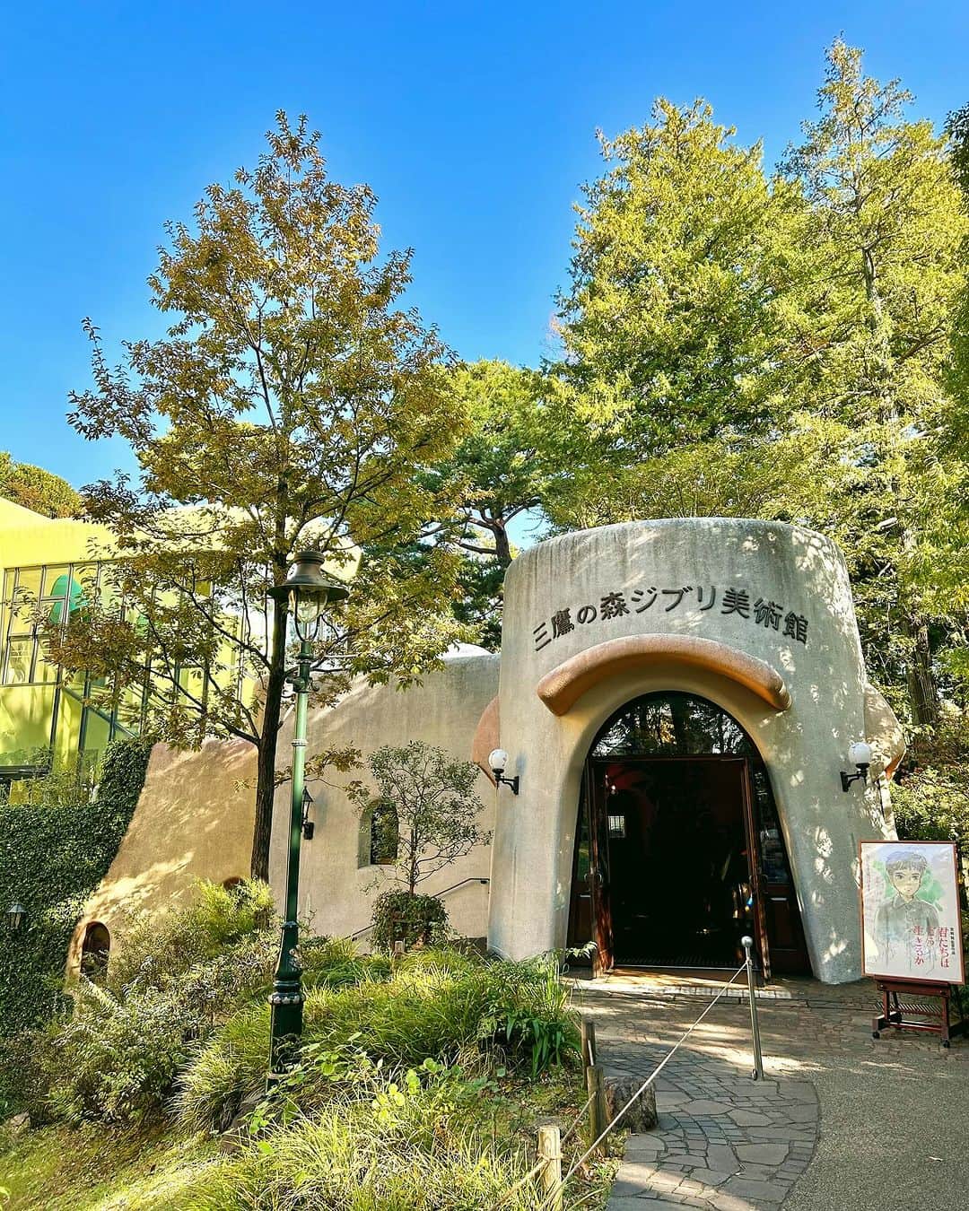 太田唯さんのインスタグラム写真 - (太田唯Instagram)「Ghibli Museum Mitaka 🏫🌲🎏 .  新しく始まった 「君たちはどう生きるか」展を観に、 先日ジブリ美術館に行ってきました〜！  .  "アナログの良さ" をあらためて知れるような展示内容で、 宮﨑駿さんが記した一期一会の鉛筆の線を 間近で見れるのはとっても特別な体験でした。  今はデジタルがどんどん進化して、 すぐに取り消しできるし後戻りも 無かったことにも 簡単にできてしまう時代だけど、 そんな時代に描き損ないも下書きも消していないような、 あえて それを選択しない面白さがあることをあらためて感じられる展示でした。  わたしもデジタルに囲まれて暮らしているわけだけど 個人的にはアナログは、 一本の線にも光にも言葉にも責任が伴う気がしていて、 " なまもの感" というのかなぁ、そういうところが好きだなって思っています  映画が生まれる軌跡を垣間見れるような、素敵な展示でした。  . それにしても 益々ワールドワイドになっていて 聞こえる言葉は日本語が一番少なかったかも🌏 世界中で愛されていることをしみじみ感じるひとときでした🦜  .  #ghibli #ghiblimuseum #ghiblistudio #tokyo  #三鷹の森ジブリ美術館 #ジブリ美術館 #三鷹 #ジブリ #ジブリ好き」11月23日 22時12分 - yuiohta.official