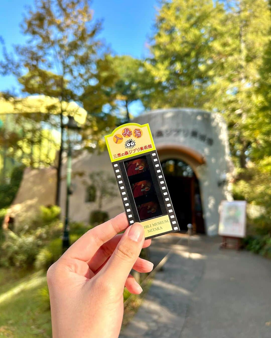 太田唯さんのインスタグラム写真 - (太田唯Instagram)「Ghibli Museum Mitaka 🏫🌲🎏 .  新しく始まった 「君たちはどう生きるか」展を観に、 先日ジブリ美術館に行ってきました〜！  .  "アナログの良さ" をあらためて知れるような展示内容で、 宮﨑駿さんが記した一期一会の鉛筆の線を 間近で見れるのはとっても特別な体験でした。  今はデジタルがどんどん進化して、 すぐに取り消しできるし後戻りも 無かったことにも 簡単にできてしまう時代だけど、 そんな時代に描き損ないも下書きも消していないような、 あえて それを選択しない面白さがあることをあらためて感じられる展示でした。  わたしもデジタルに囲まれて暮らしているわけだけど 個人的にはアナログは、 一本の線にも光にも言葉にも責任が伴う気がしていて、 " なまもの感" というのかなぁ、そういうところが好きだなって思っています  映画が生まれる軌跡を垣間見れるような、素敵な展示でした。  . それにしても 益々ワールドワイドになっていて 聞こえる言葉は日本語が一番少なかったかも🌏 世界中で愛されていることをしみじみ感じるひとときでした🦜  .  #ghibli #ghiblimuseum #ghiblistudio #tokyo  #三鷹の森ジブリ美術館 #ジブリ美術館 #三鷹 #ジブリ #ジブリ好き」11月23日 22時12分 - yuiohta.official