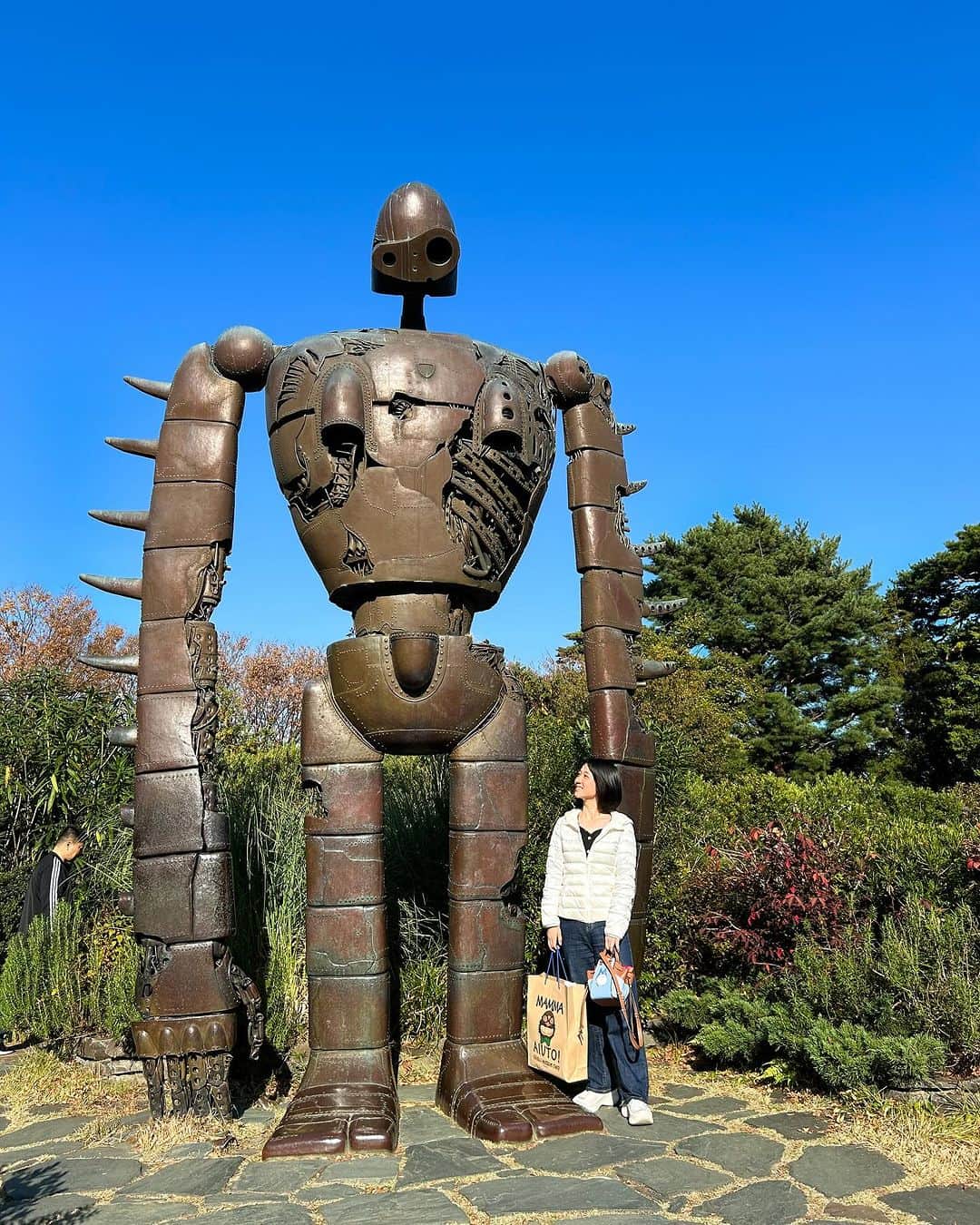太田唯さんのインスタグラム写真 - (太田唯Instagram)「Ghibli Museum Mitaka 🏫🌲🎏 .  新しく始まった 「君たちはどう生きるか」展を観に、 先日ジブリ美術館に行ってきました〜！  .  "アナログの良さ" をあらためて知れるような展示内容で、 宮﨑駿さんが記した一期一会の鉛筆の線を 間近で見れるのはとっても特別な体験でした。  今はデジタルがどんどん進化して、 すぐに取り消しできるし後戻りも 無かったことにも 簡単にできてしまう時代だけど、 そんな時代に描き損ないも下書きも消していないような、 あえて それを選択しない面白さがあることをあらためて感じられる展示でした。  わたしもデジタルに囲まれて暮らしているわけだけど 個人的にはアナログは、 一本の線にも光にも言葉にも責任が伴う気がしていて、 " なまもの感" というのかなぁ、そういうところが好きだなって思っています  映画が生まれる軌跡を垣間見れるような、素敵な展示でした。  . それにしても 益々ワールドワイドになっていて 聞こえる言葉は日本語が一番少なかったかも🌏 世界中で愛されていることをしみじみ感じるひとときでした🦜  .  #ghibli #ghiblimuseum #ghiblistudio #tokyo  #三鷹の森ジブリ美術館 #ジブリ美術館 #三鷹 #ジブリ #ジブリ好き」11月23日 22時12分 - yuiohta.official